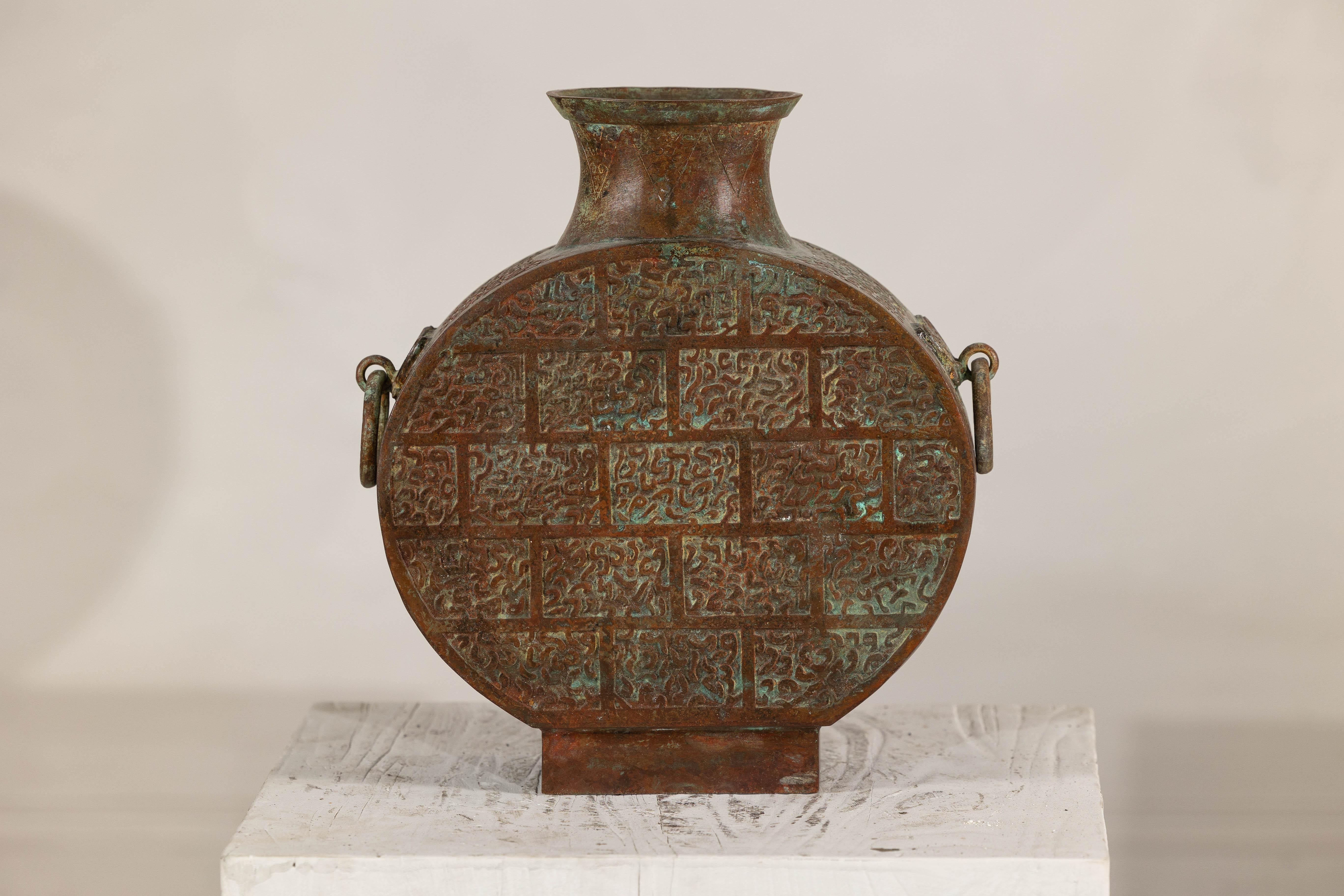 Cinese Vaso in bronzo d'epoca con motivi incisi e patina verde invecchiata, stile Han in vendita