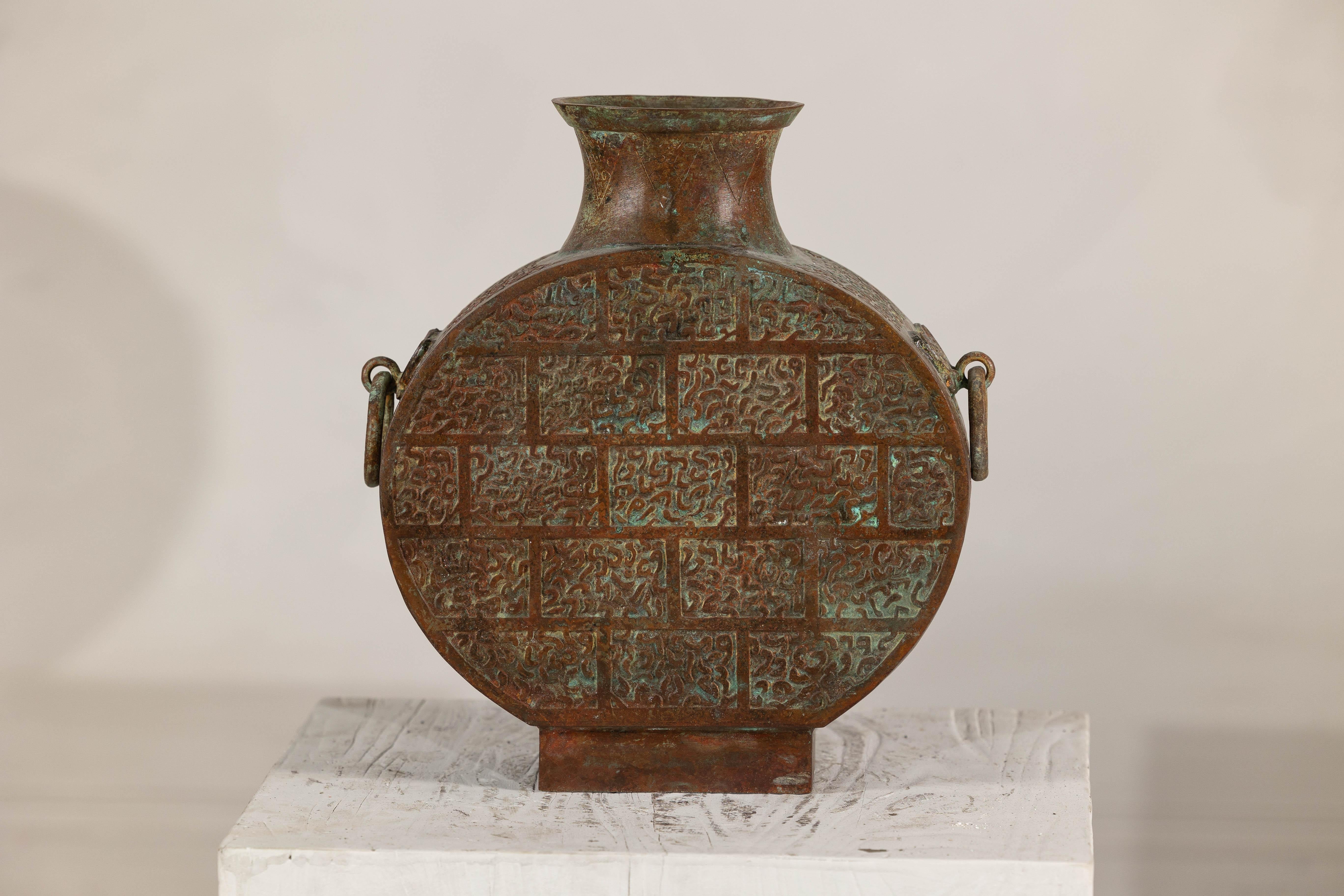 Patinato Vaso in bronzo d'epoca con motivi incisi e patina verde invecchiata, stile Han in vendita
