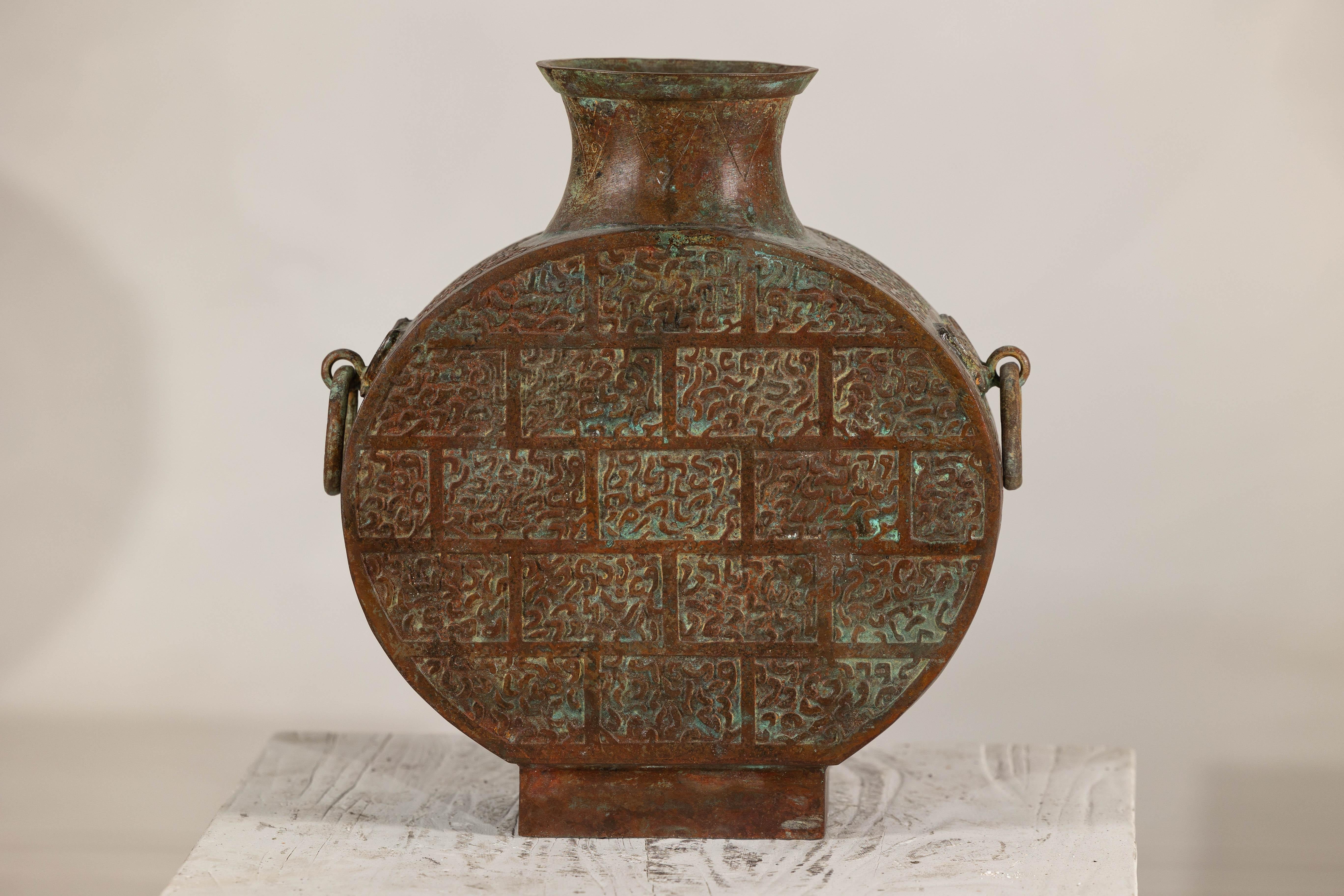 Vaso in bronzo d'epoca con motivi incisi e patina verde invecchiata, stile Han In condizioni buone in vendita a Yonkers, NY