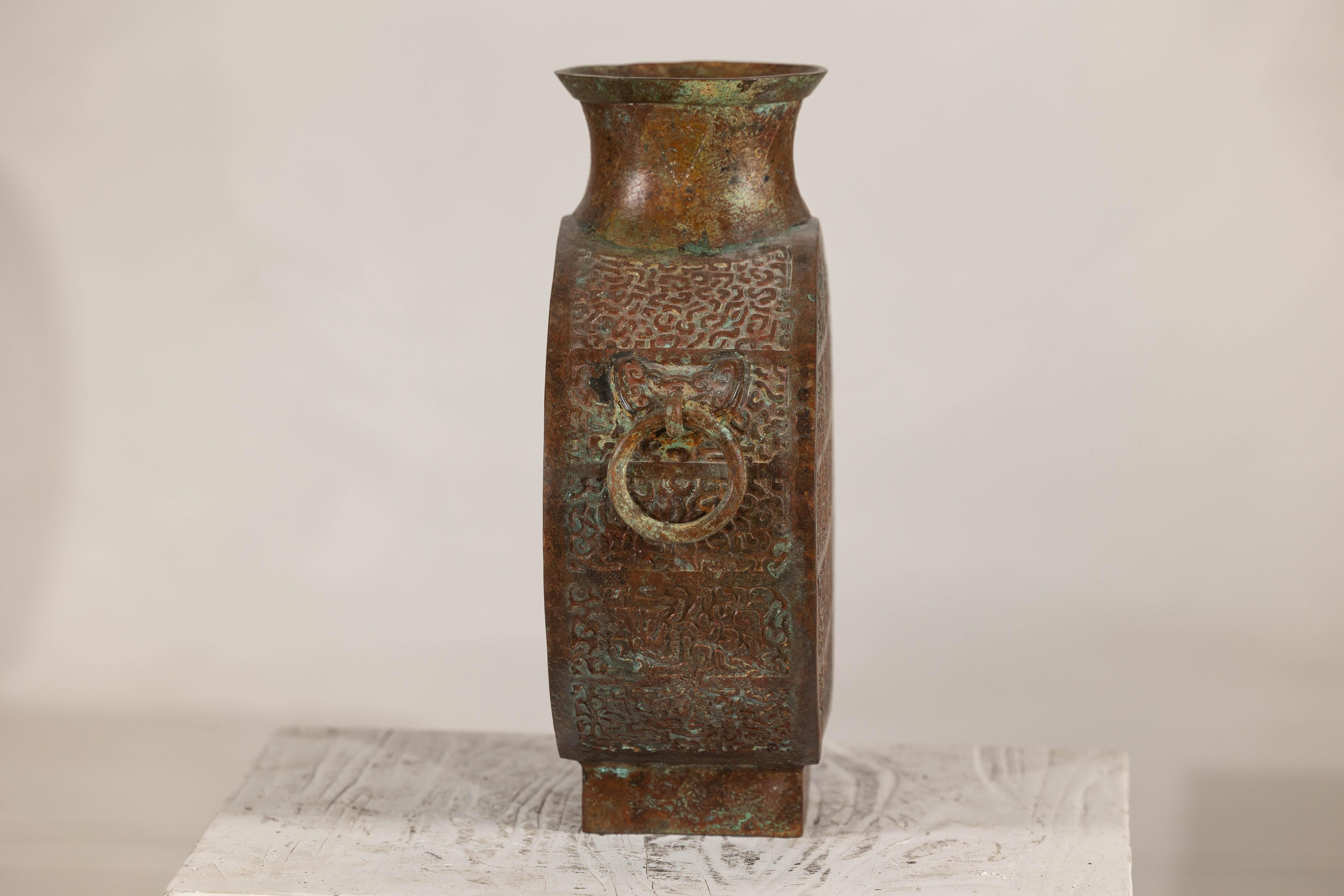 Bronzo Vaso in bronzo d'epoca con motivi incisi e patina verde invecchiata, stile Han in vendita