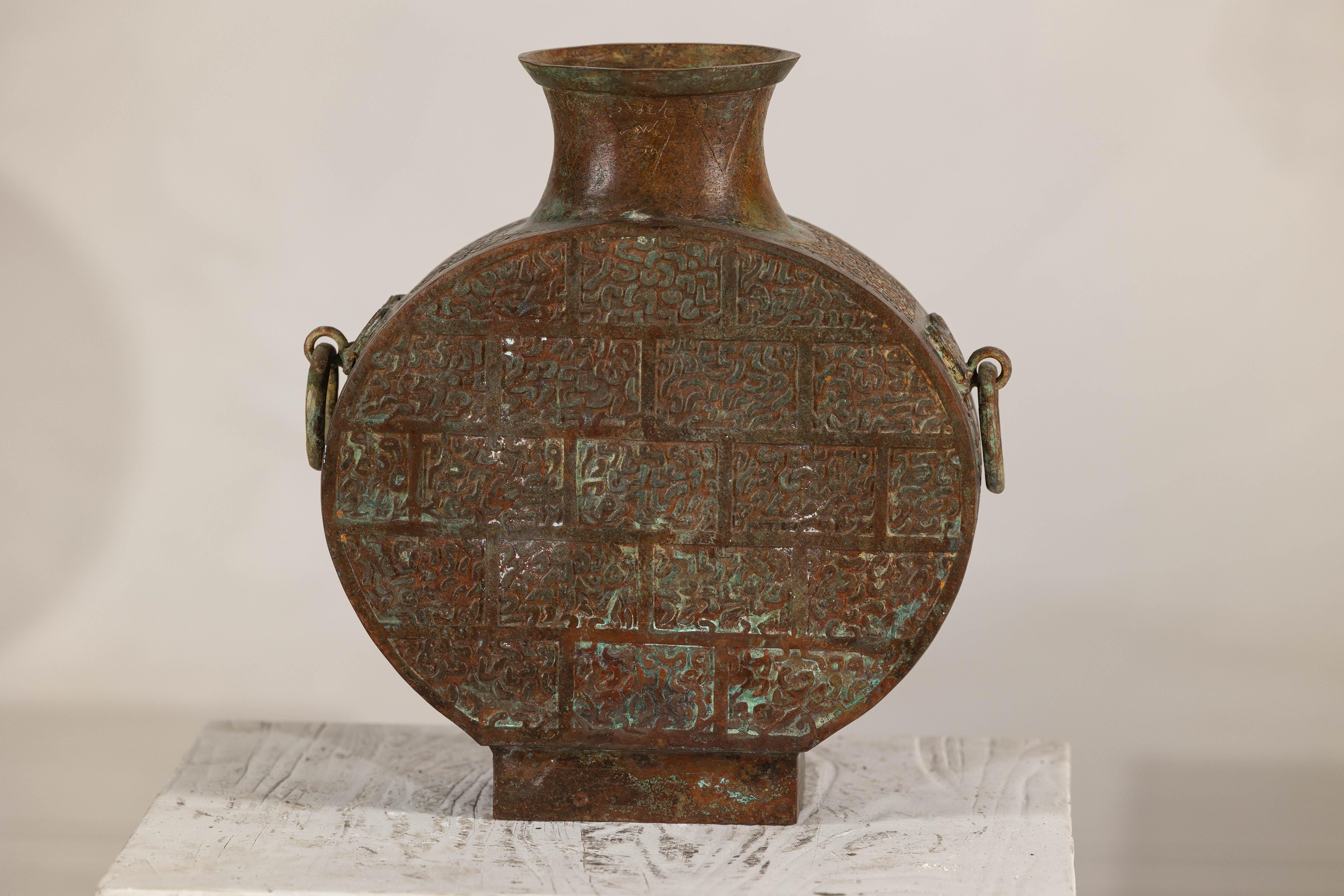 Vaso in bronzo d'epoca con motivi incisi e patina verde invecchiata, stile Han in vendita 1