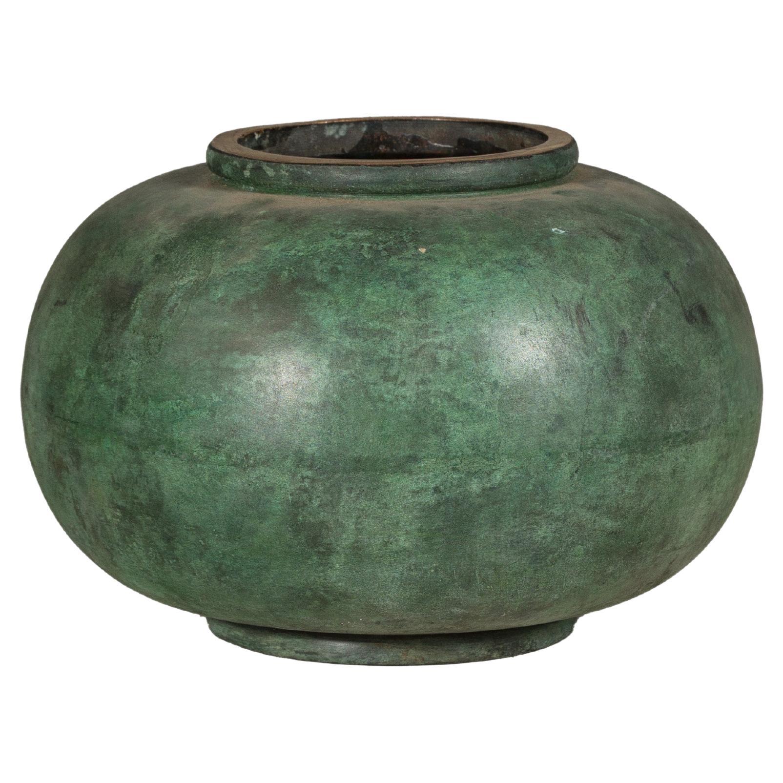 Bronzeschale im Vintage-Stil mit großzügiger abgerundeter Silhouette und Verdigris-Patina