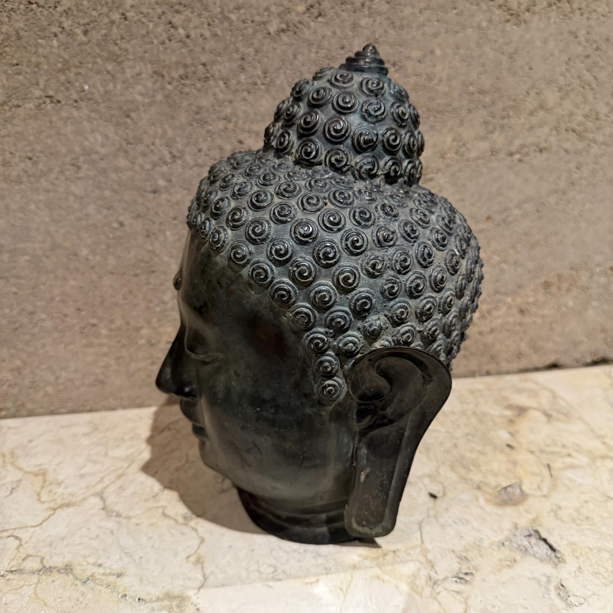 Scultura in bronzo d'epoca con testa di Buddah, patina verdastra Tete de Femme in vendita 2