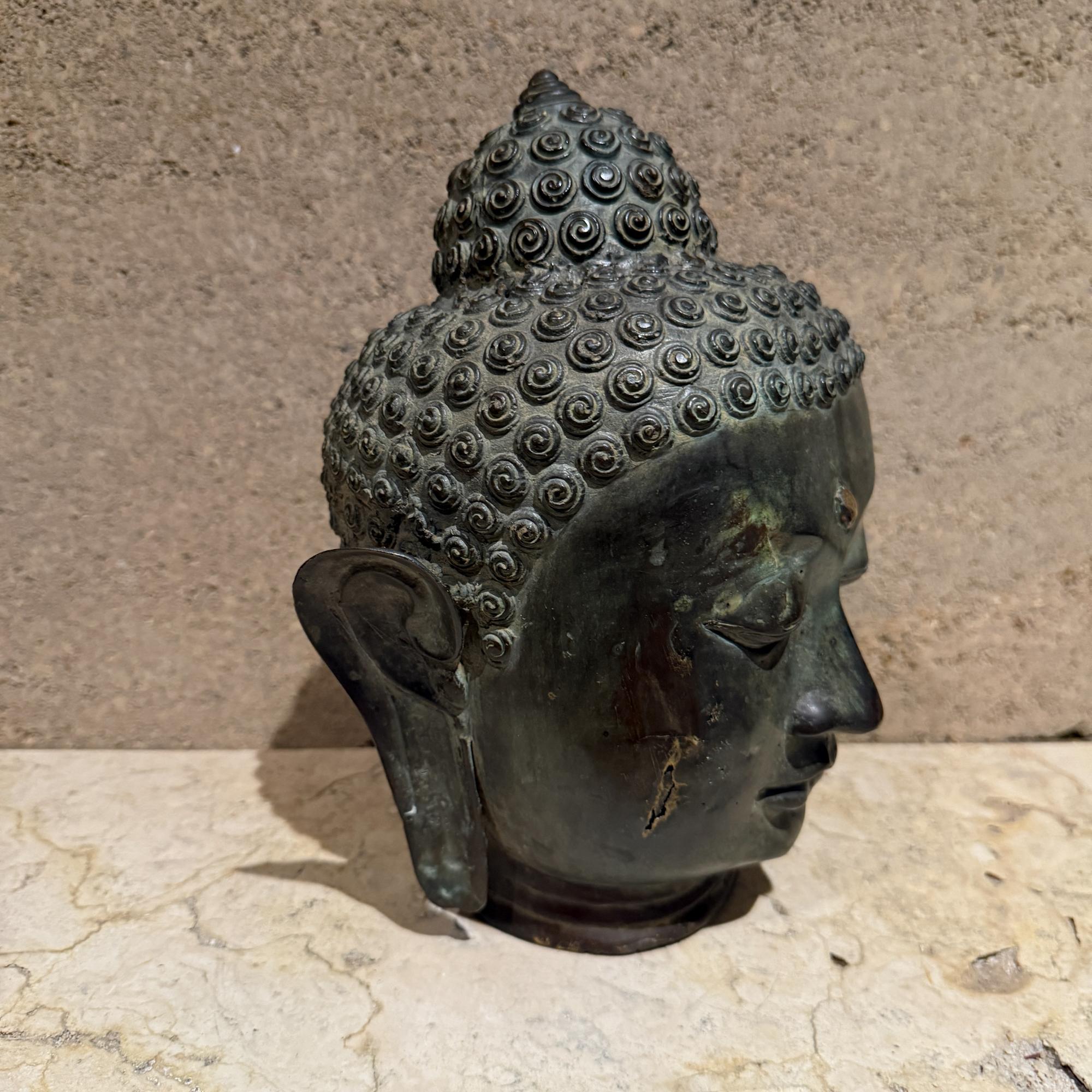 Anglo-indiano Scultura in bronzo d'epoca con testa di Buddah, patina verdastra Tete de Femme in vendita