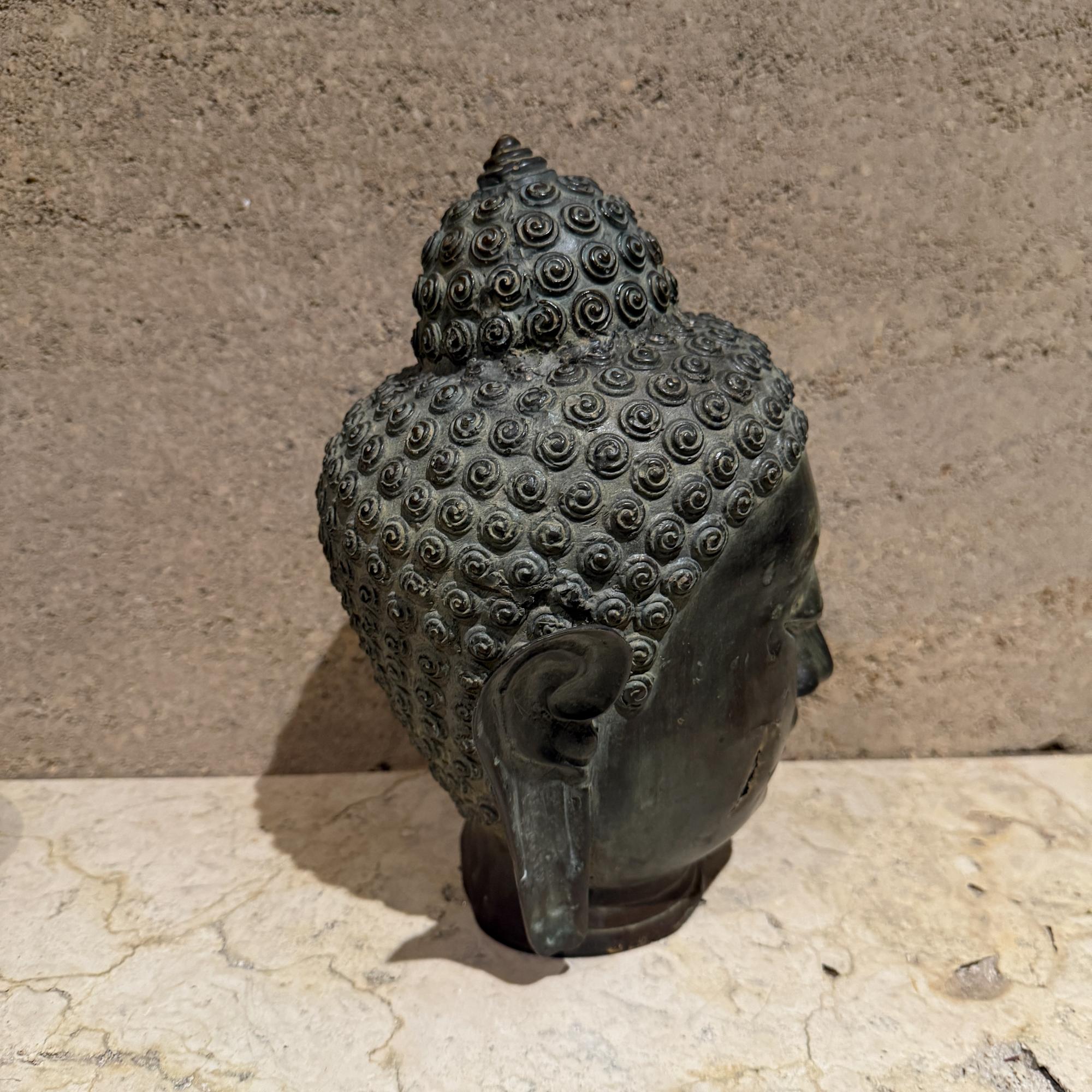 Sconosciuto Scultura in bronzo d'epoca con testa di Buddah, patina verdastra Tete de Femme in vendita