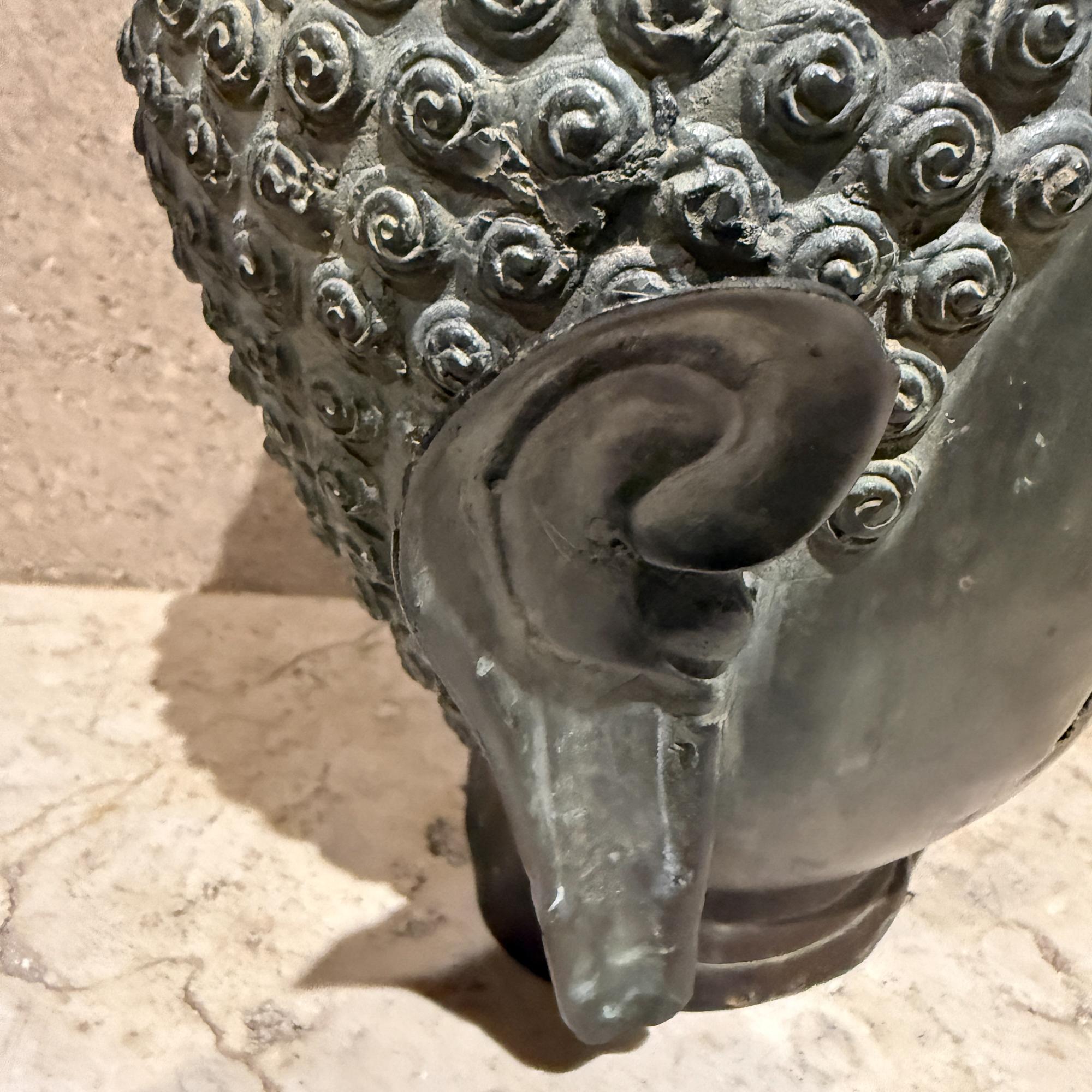Scultura in bronzo d'epoca con testa di Buddah, patina verdastra Tete de Femme In condizioni discrete in vendita a Chula Vista, CA
