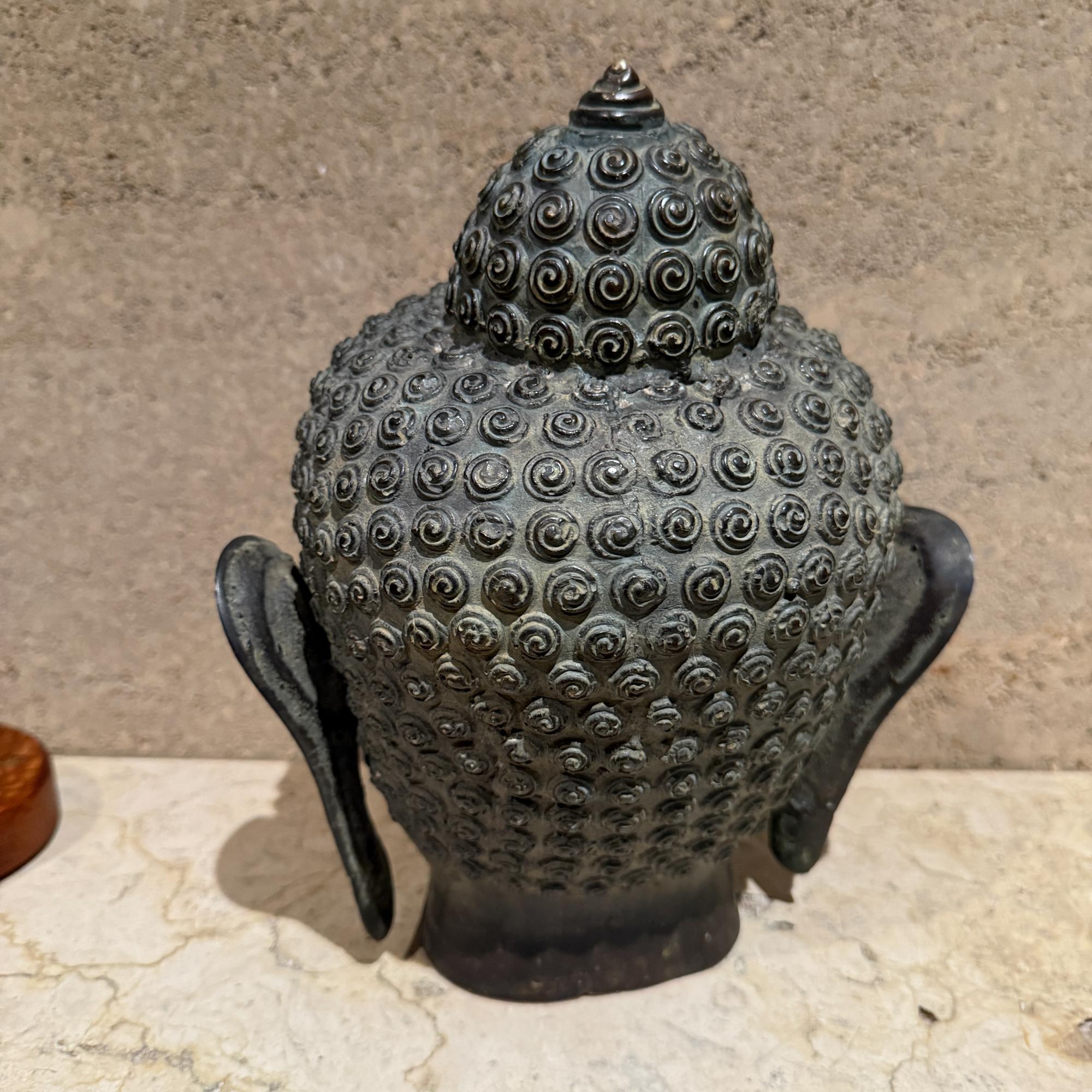 Bronzo Scultura in bronzo d'epoca con testa di Buddah, patina verdastra Tete de Femme in vendita