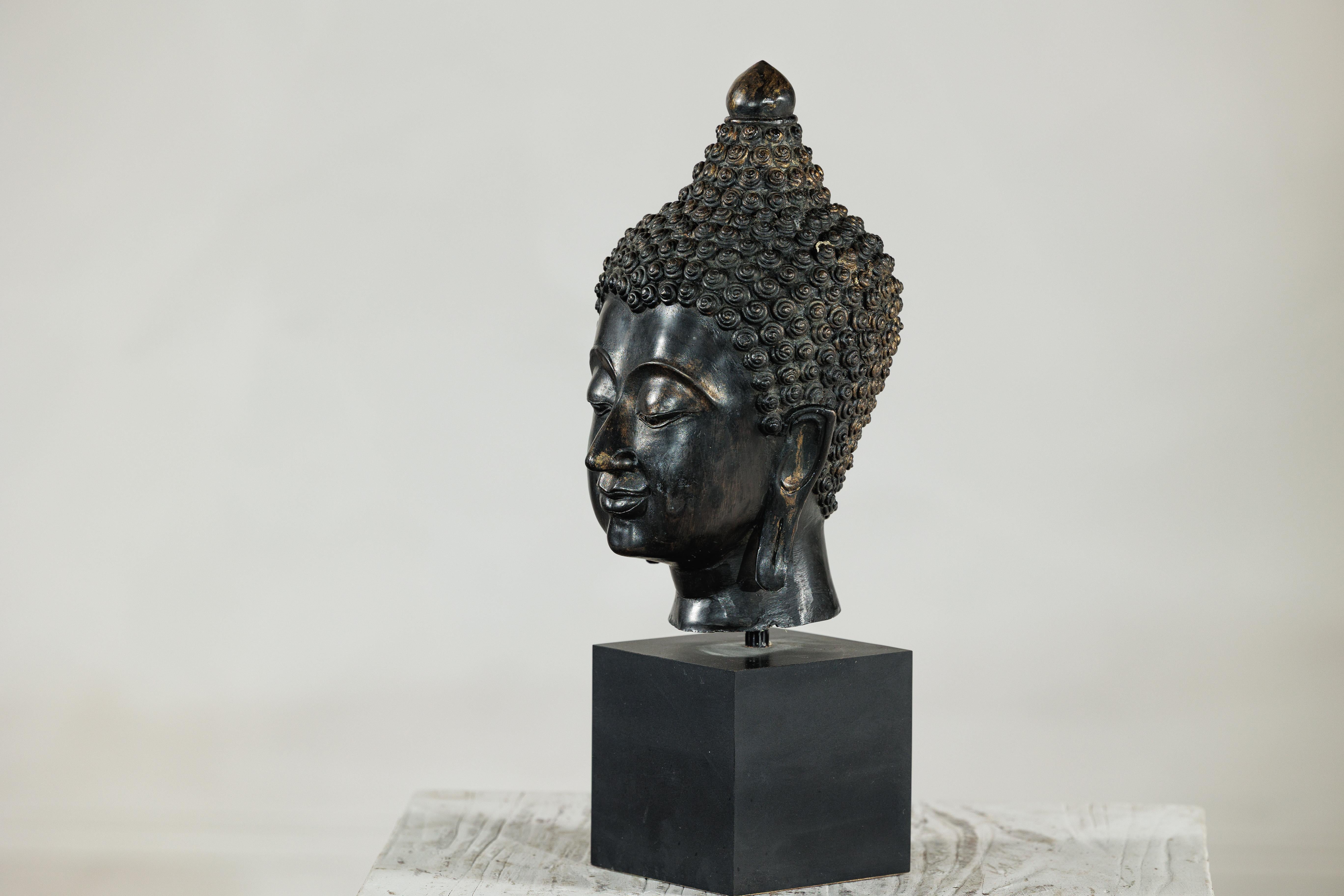 Scultura in bronzo d'epoca con testa di Buddha montata su base espositiva in laminato nero in vendita 4