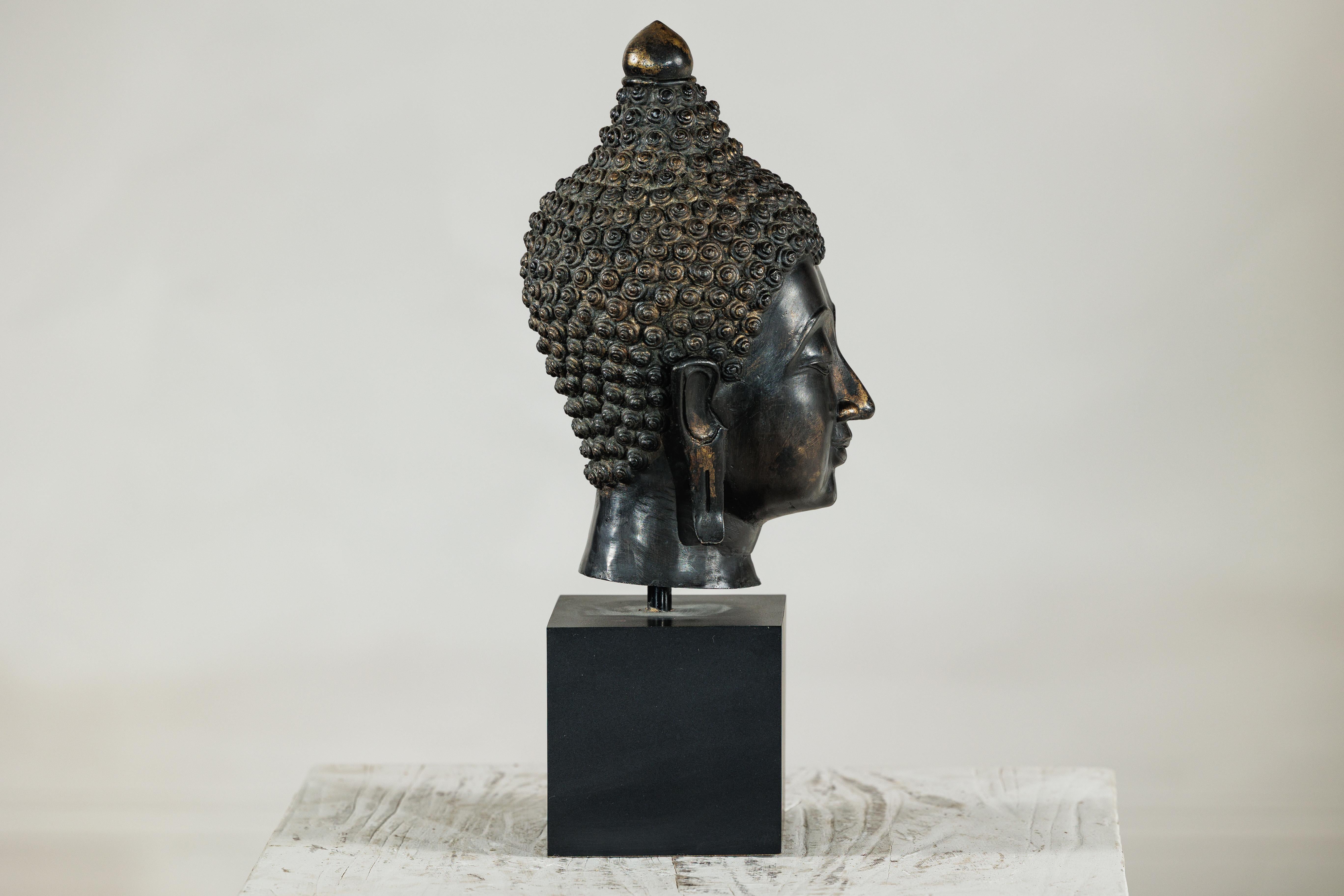 Scultura in bronzo d'epoca con testa di Buddha montata su base espositiva in laminato nero in vendita 5