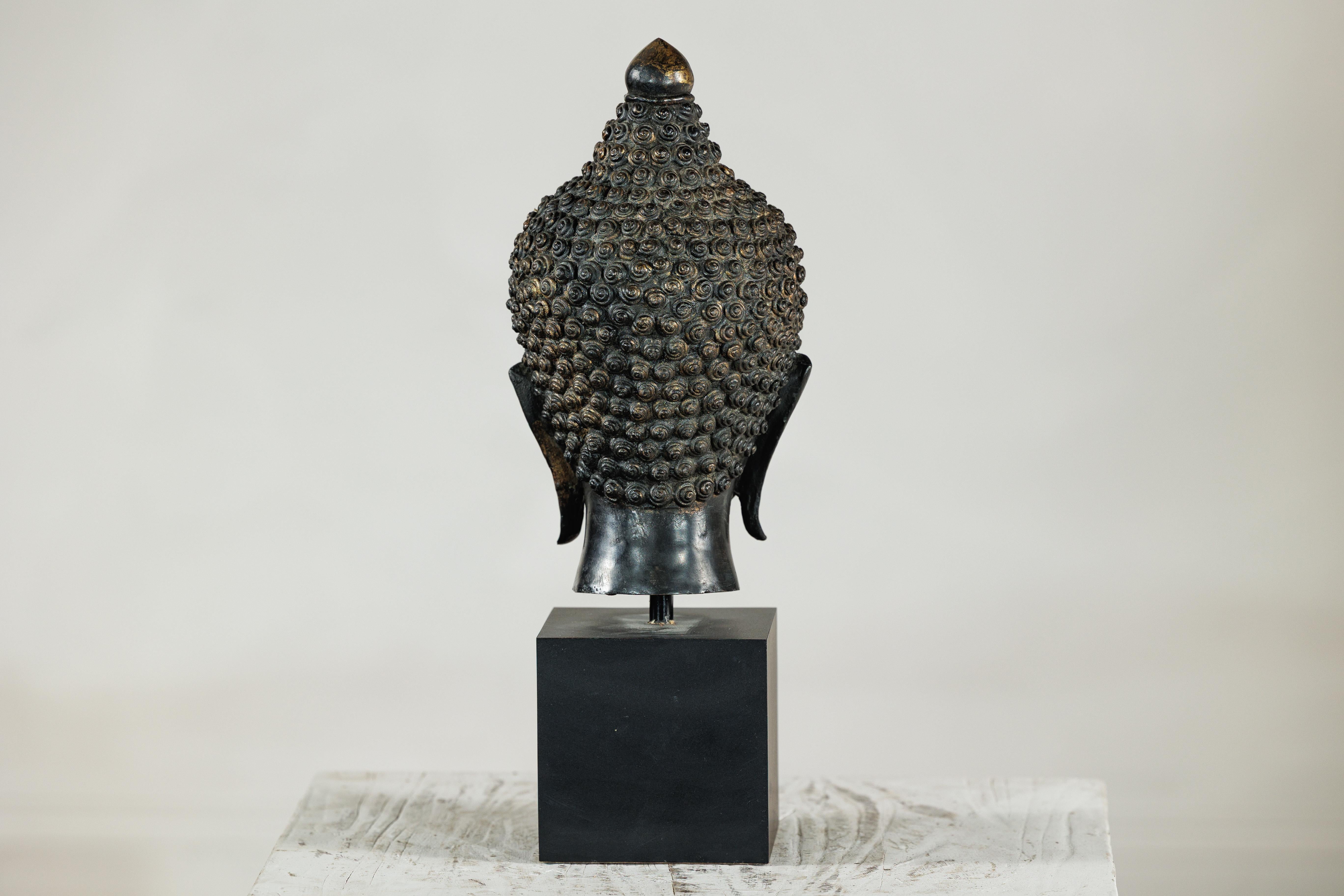 Scultura in bronzo d'epoca con testa di Buddha montata su base espositiva in laminato nero in vendita 6