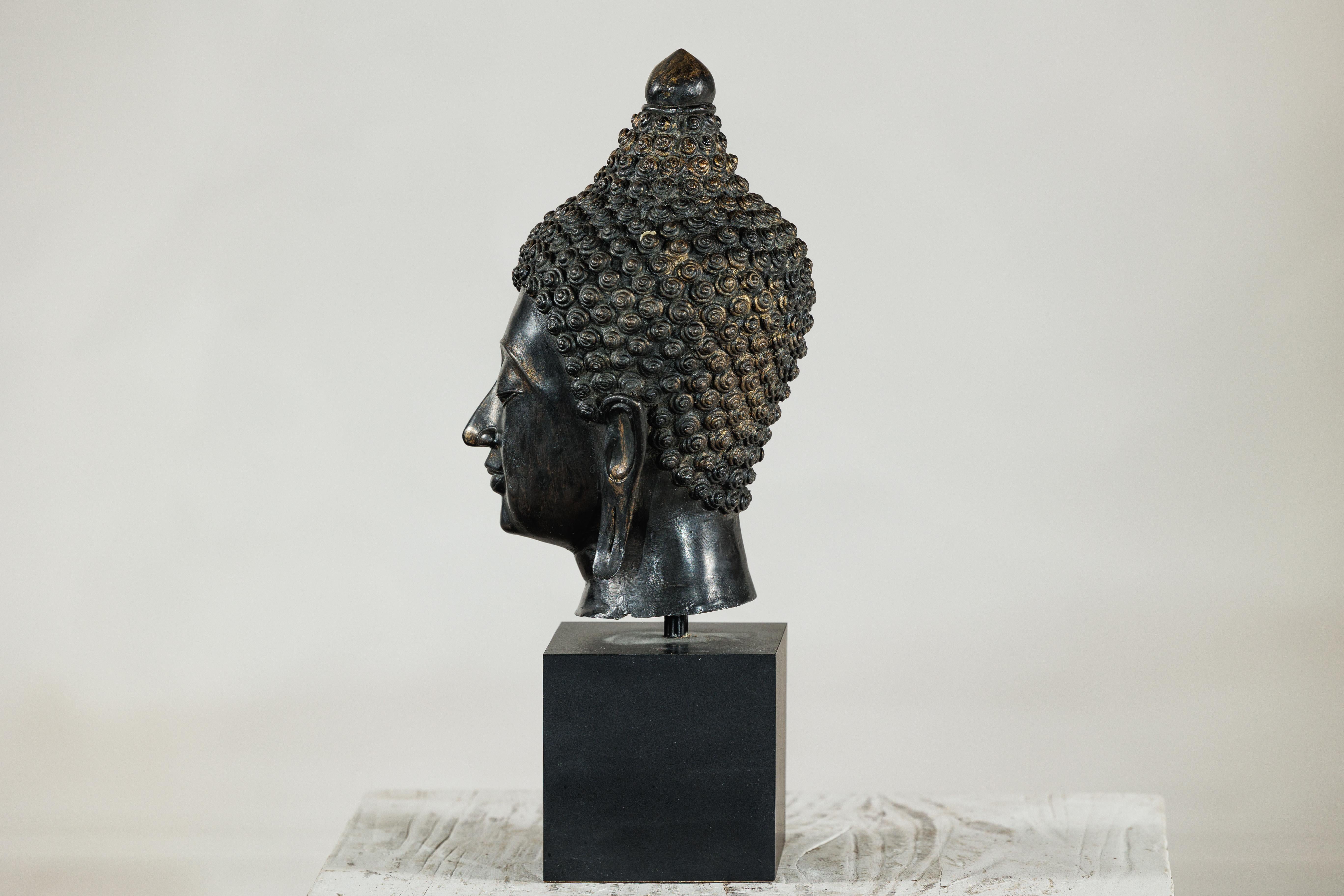Scultura in bronzo d'epoca con testa di Buddha montata su base espositiva in laminato nero in vendita 7