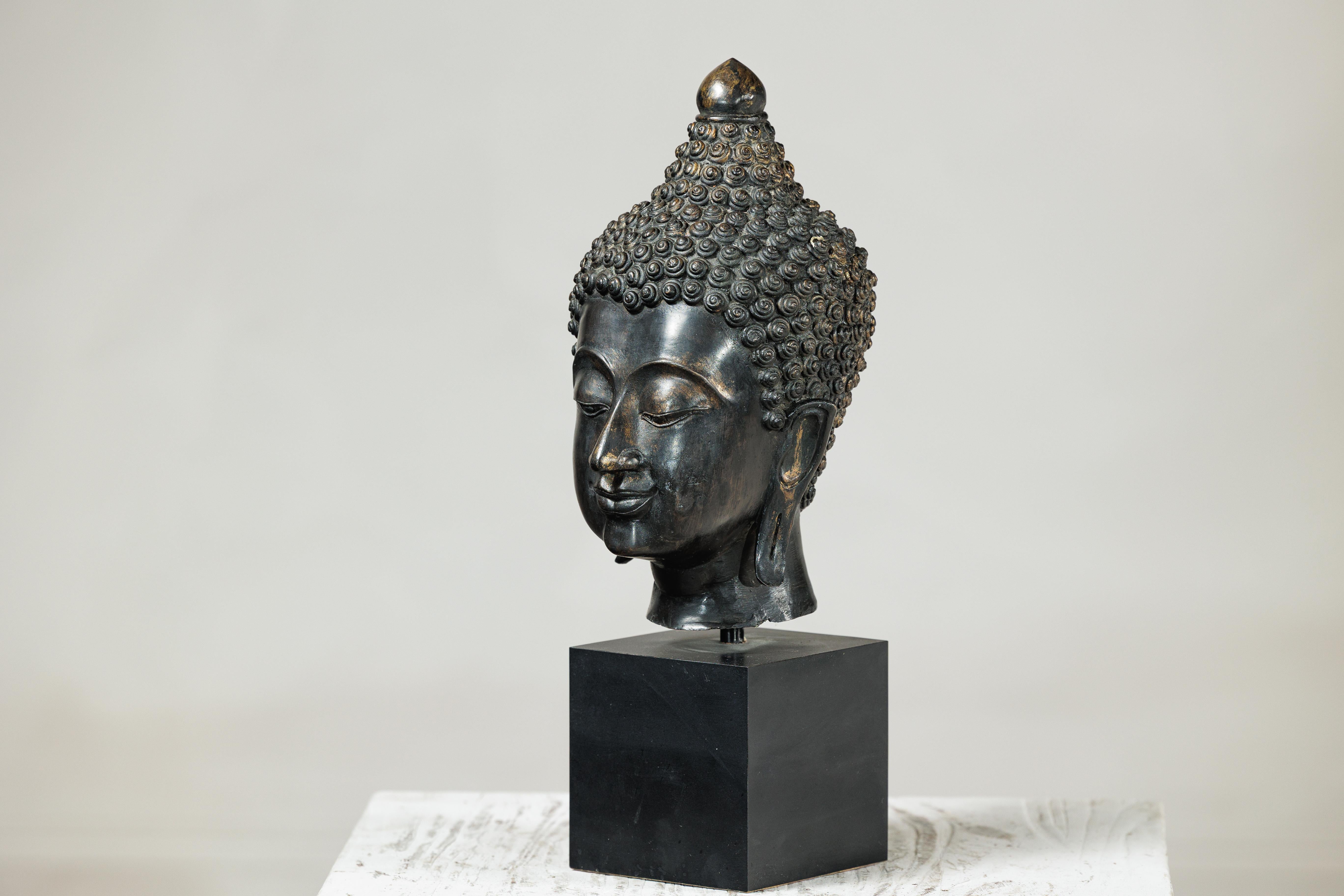Scultura in bronzo d'epoca con testa di Buddha montata su base espositiva in laminato nero in vendita 8
