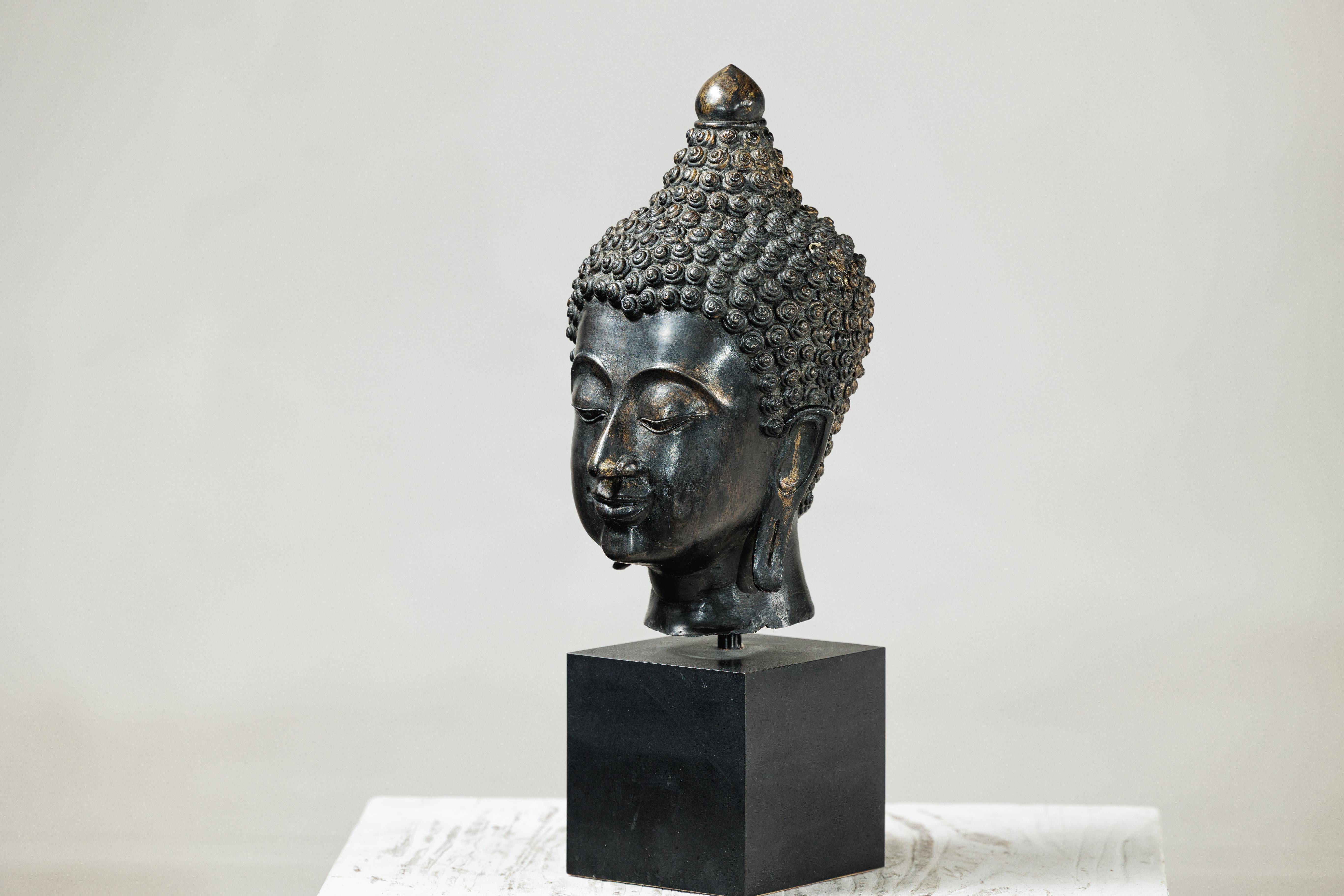 Scultura in bronzo d'epoca con testa di Buddha montata su base espositiva in laminato nero in vendita 9