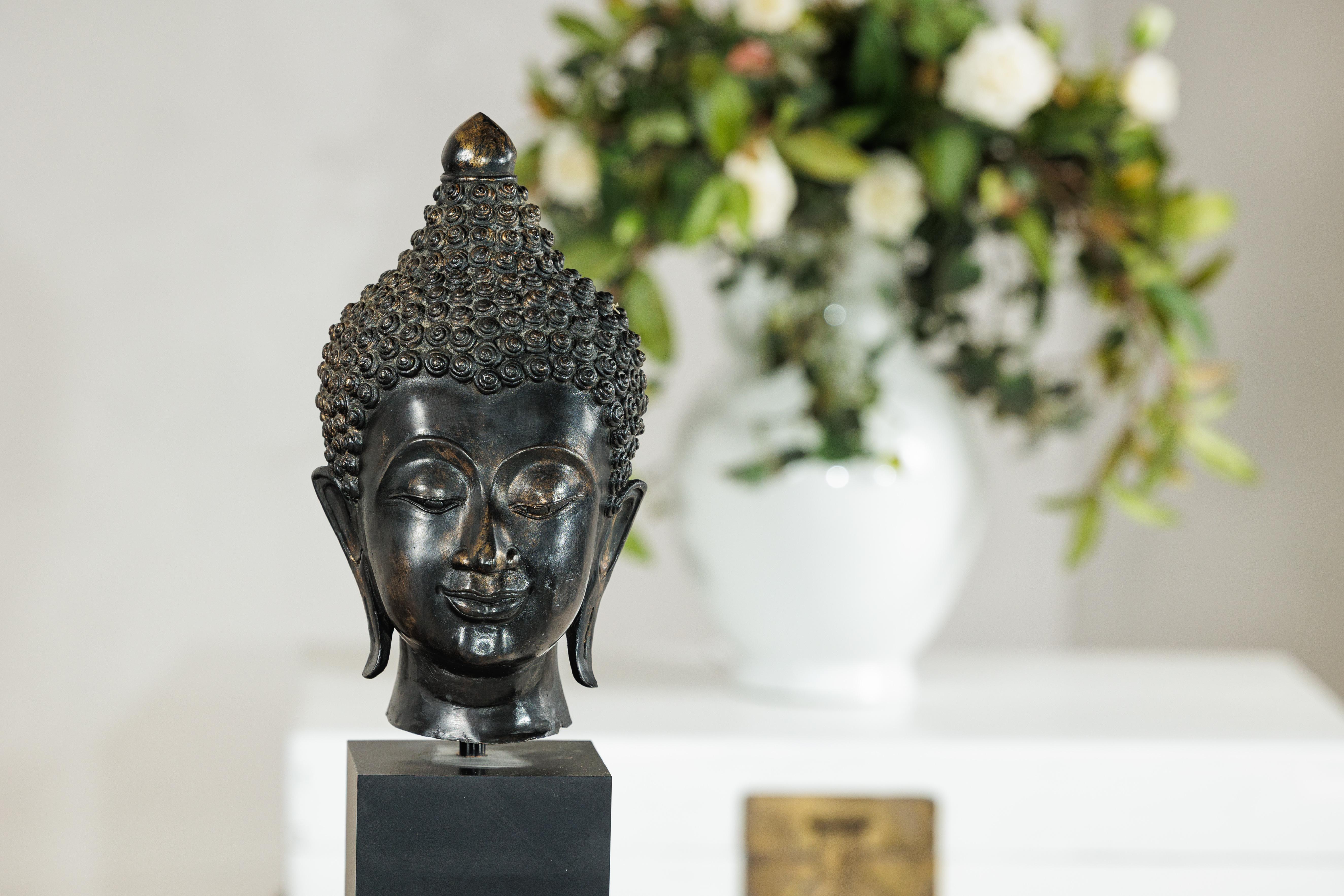 Scultura in bronzo d'epoca con testa di Buddha montata su base espositiva in laminato nero in vendita 10