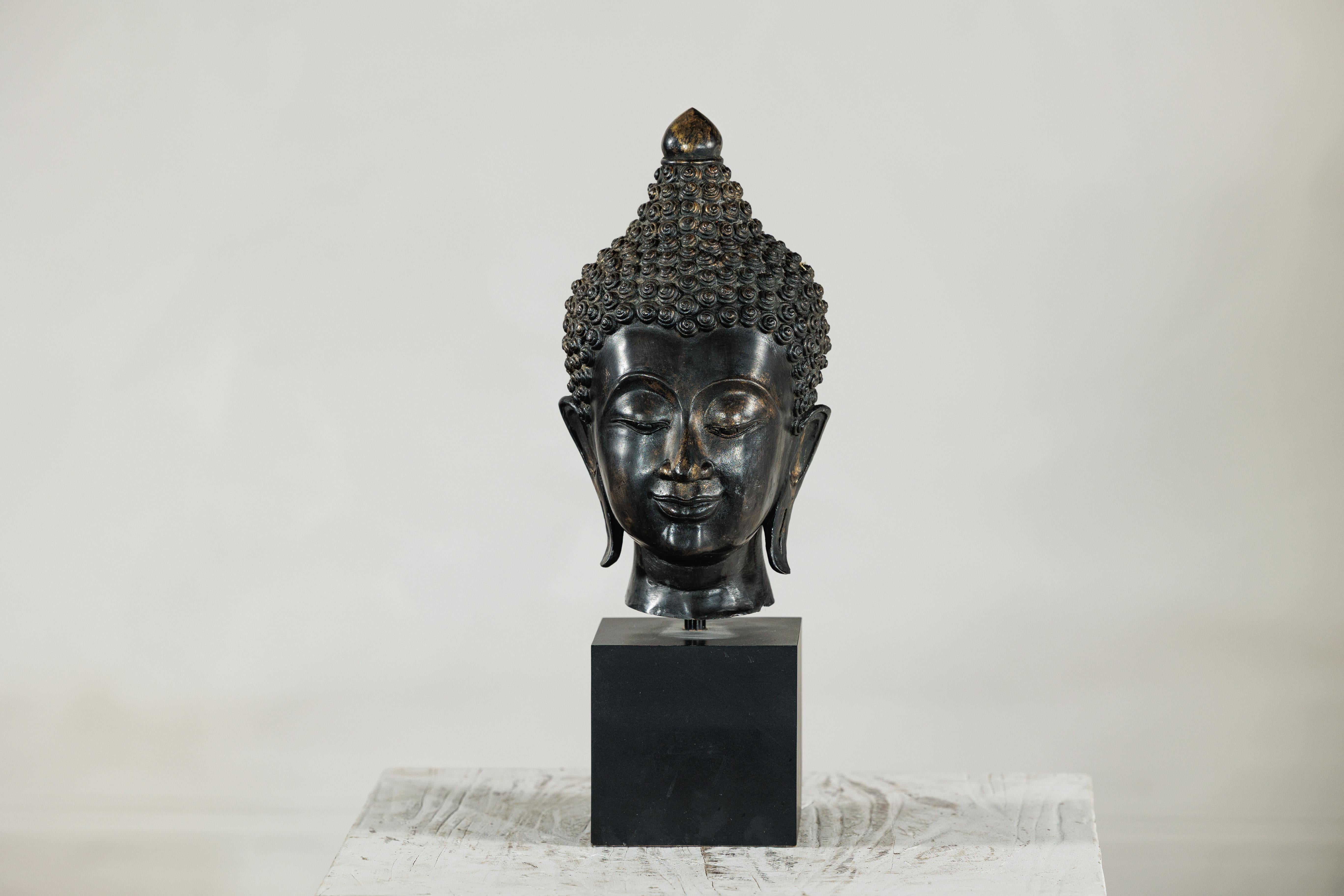 Scultura in bronzo d'epoca con testa di Buddha montata su base espositiva in laminato nero in vendita 11