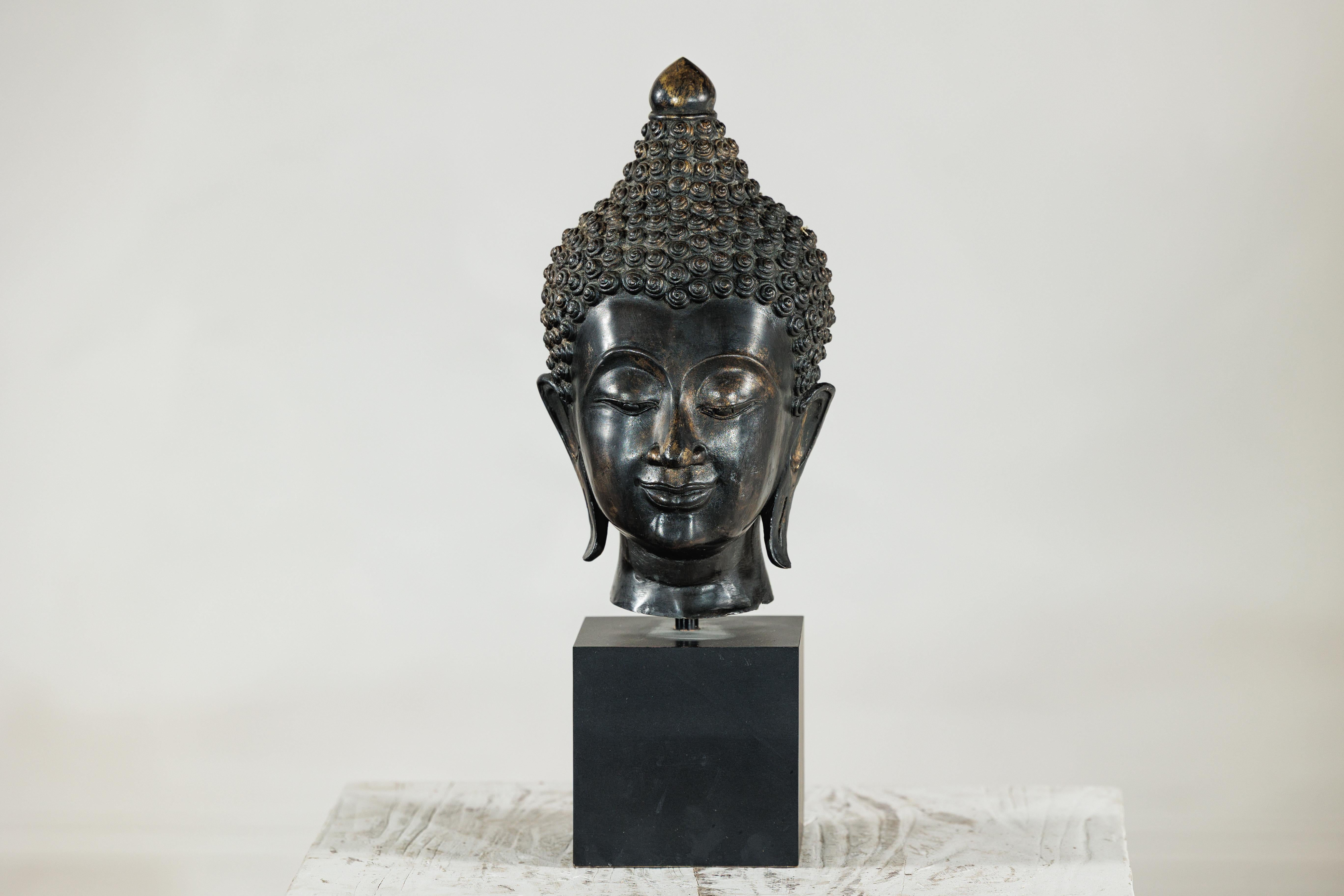 Calco Scultura in bronzo d'epoca con testa di Buddha montata su base espositiva in laminato nero in vendita