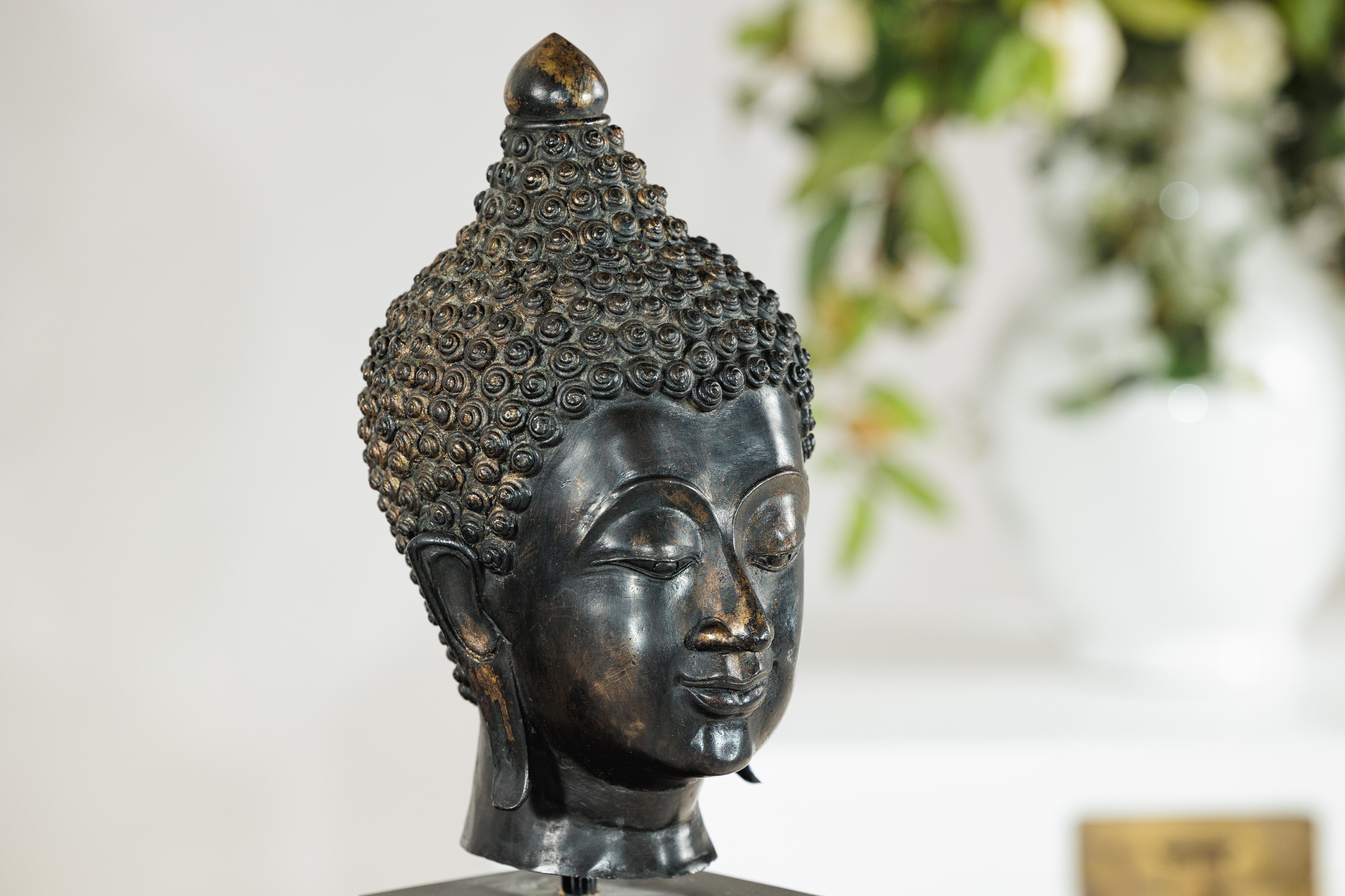Scultura in bronzo d'epoca con testa di Buddha montata su base espositiva in laminato nero In condizioni buone in vendita a Yonkers, NY