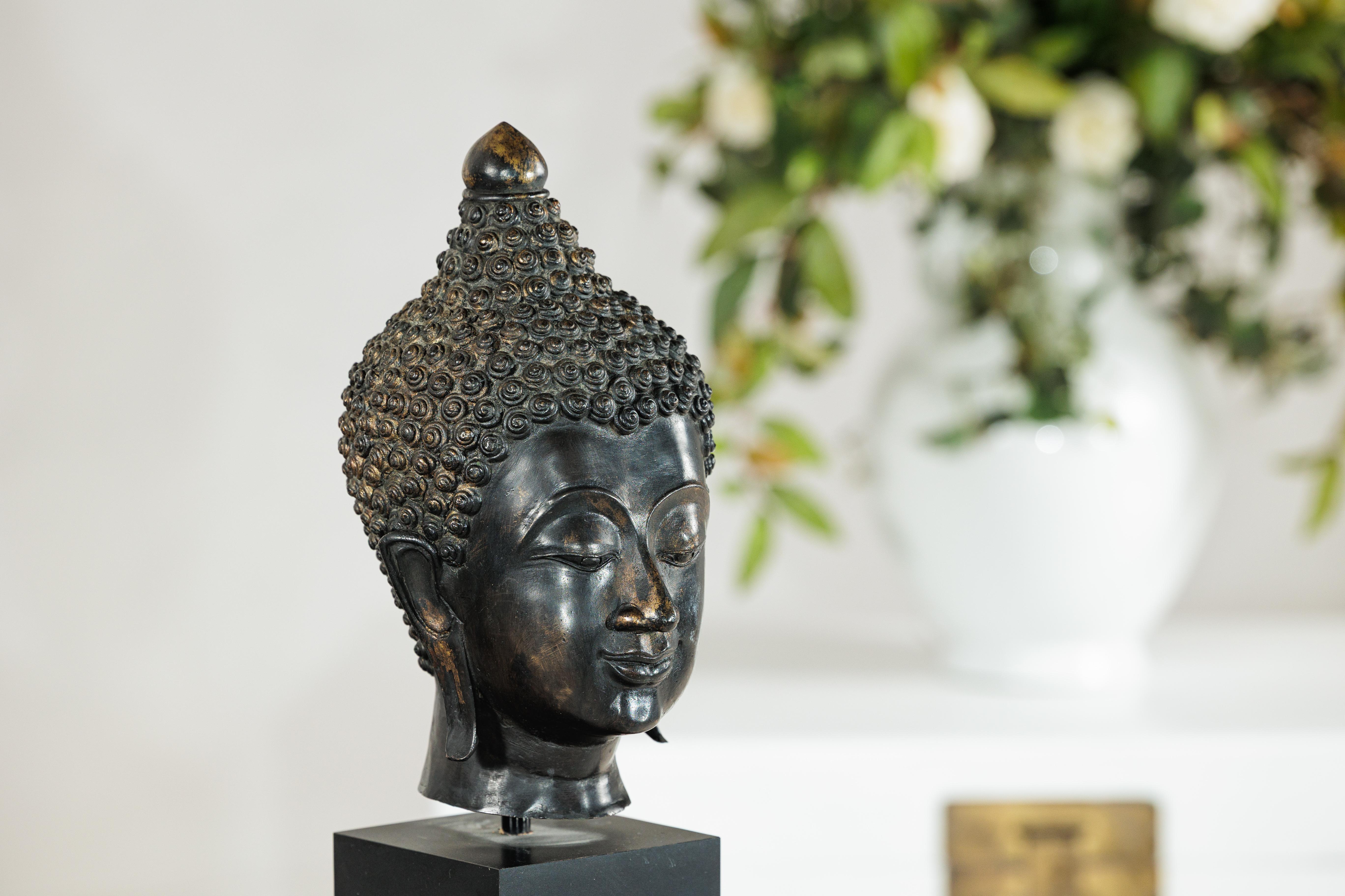 XX secolo Scultura in bronzo d'epoca con testa di Buddha montata su base espositiva in laminato nero in vendita