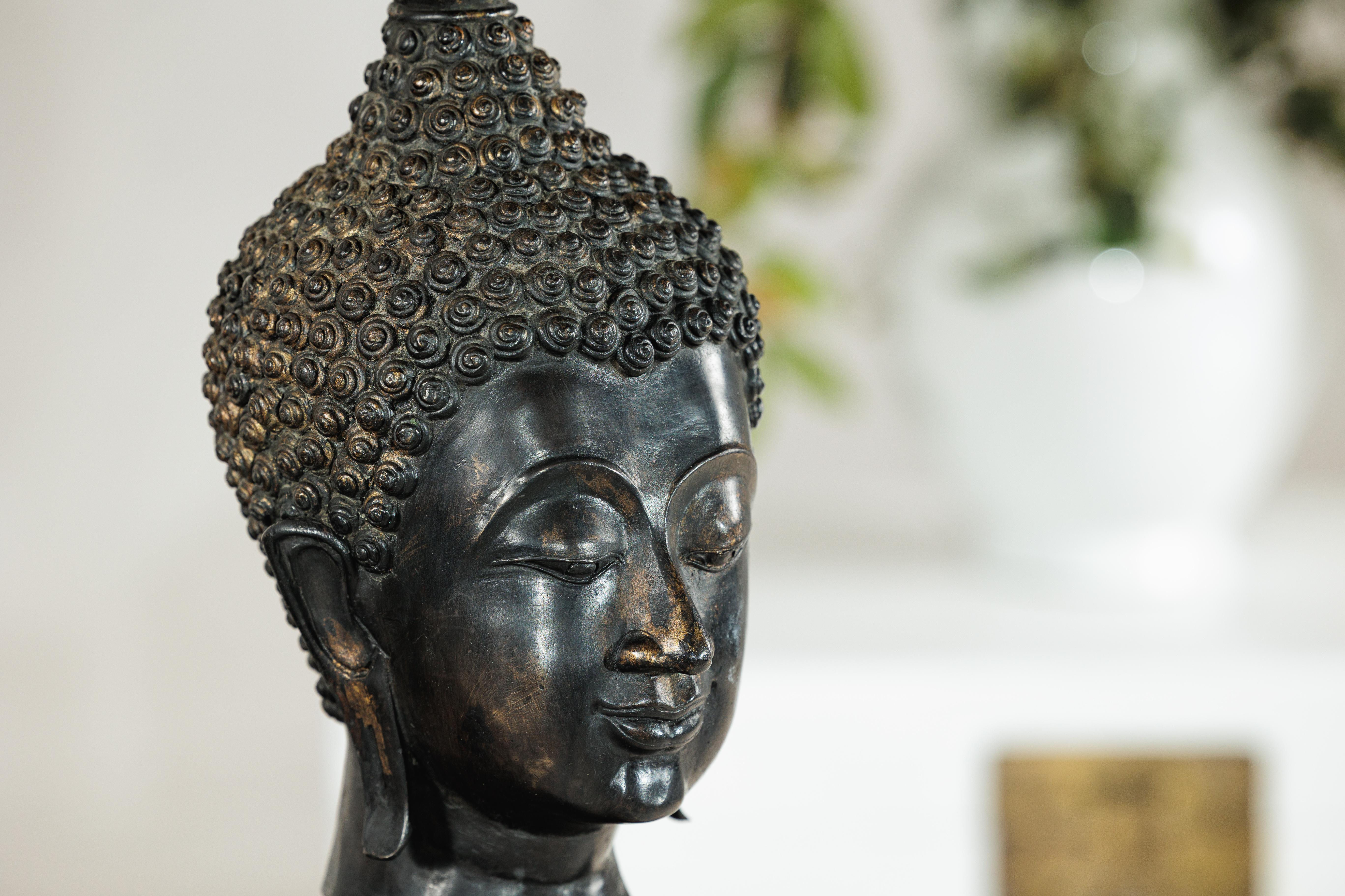 Bronzo Scultura in bronzo d'epoca con testa di Buddha montata su base espositiva in laminato nero in vendita