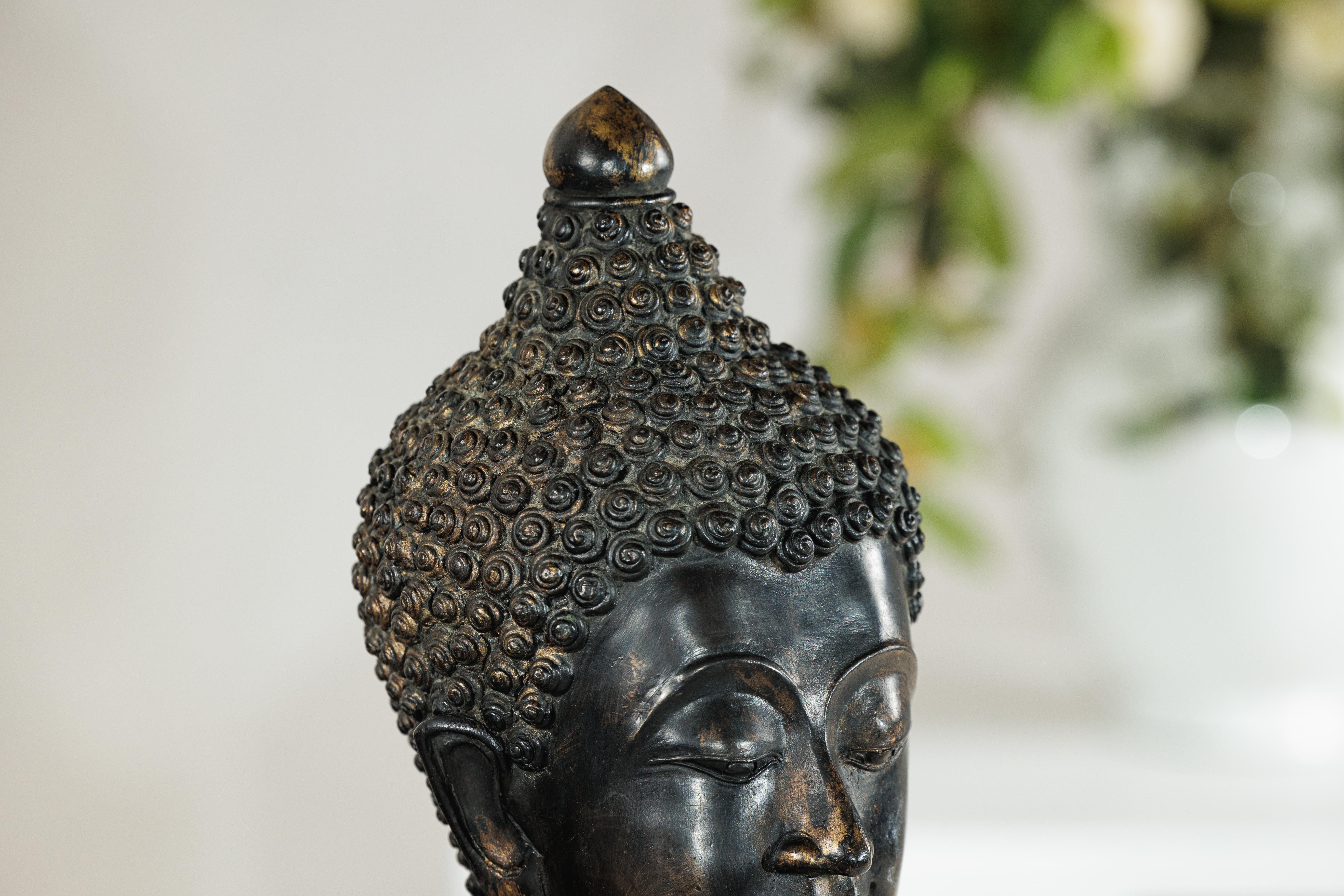 Scultura in bronzo d'epoca con testa di Buddha montata su base espositiva in laminato nero in vendita 1