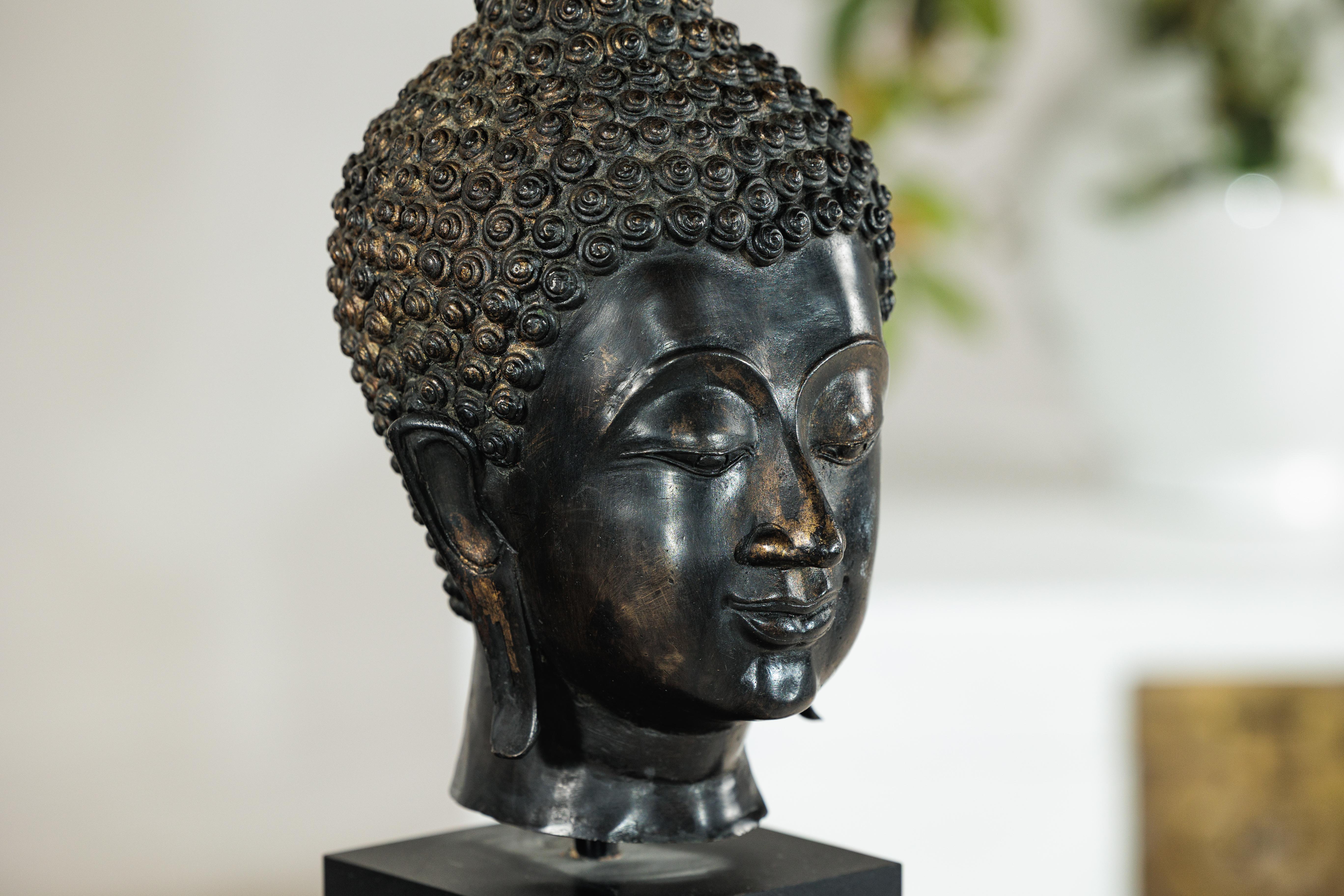 Scultura in bronzo d'epoca con testa di Buddha montata su base espositiva in laminato nero in vendita 2