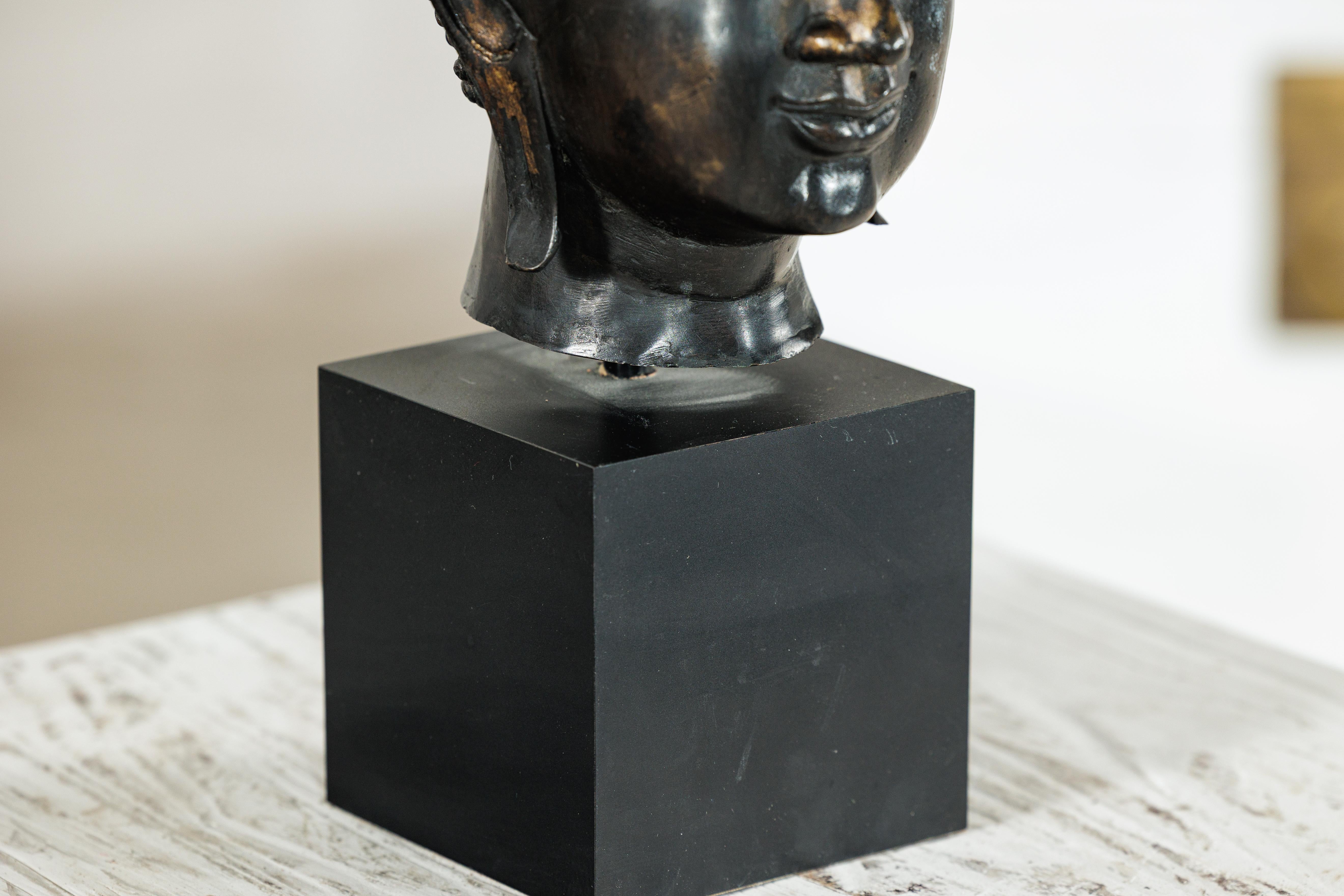Scultura in bronzo d'epoca con testa di Buddha montata su base espositiva in laminato nero in vendita 3