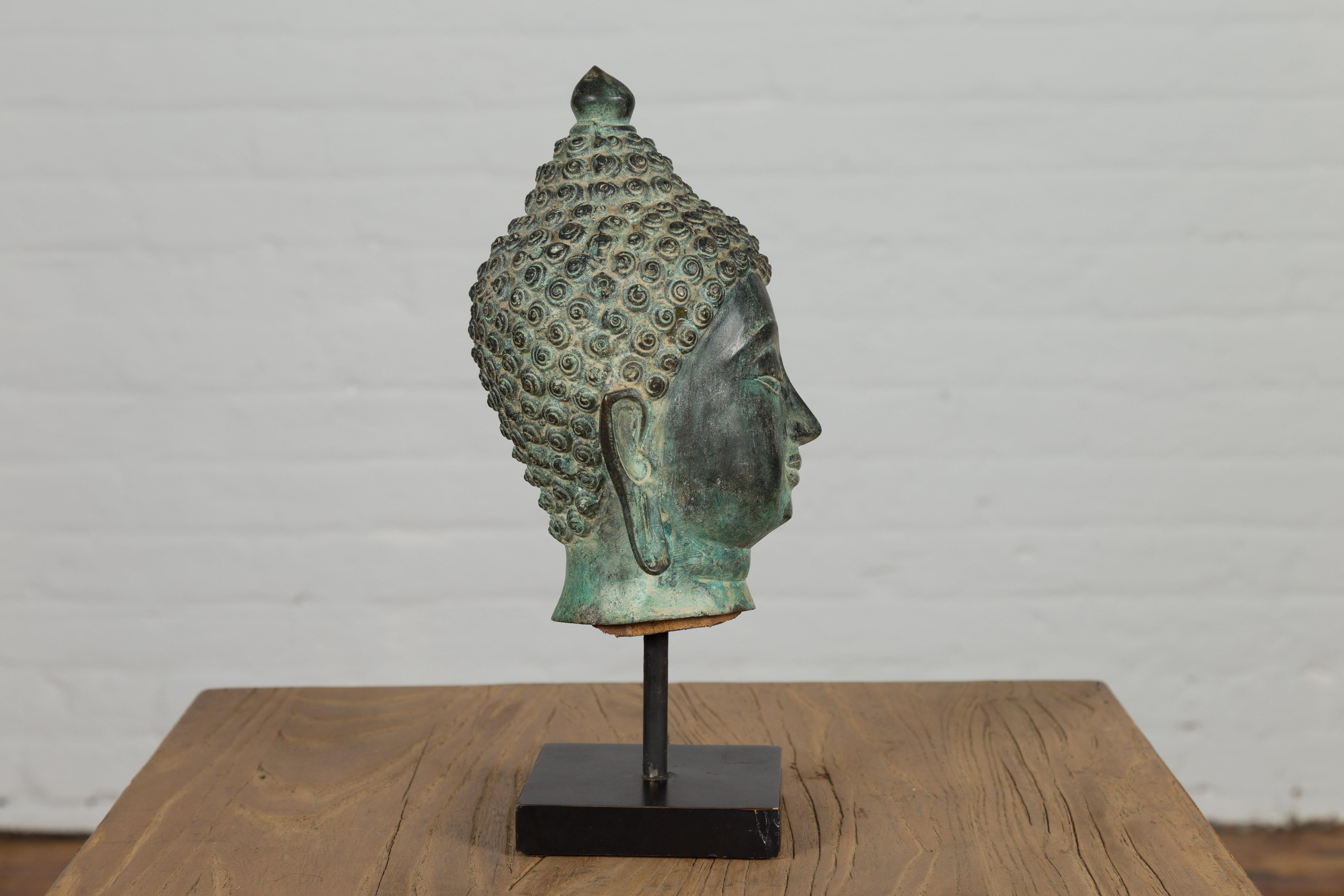 Sculpture de tête de Bouddha en bronze vintage en vente 6
