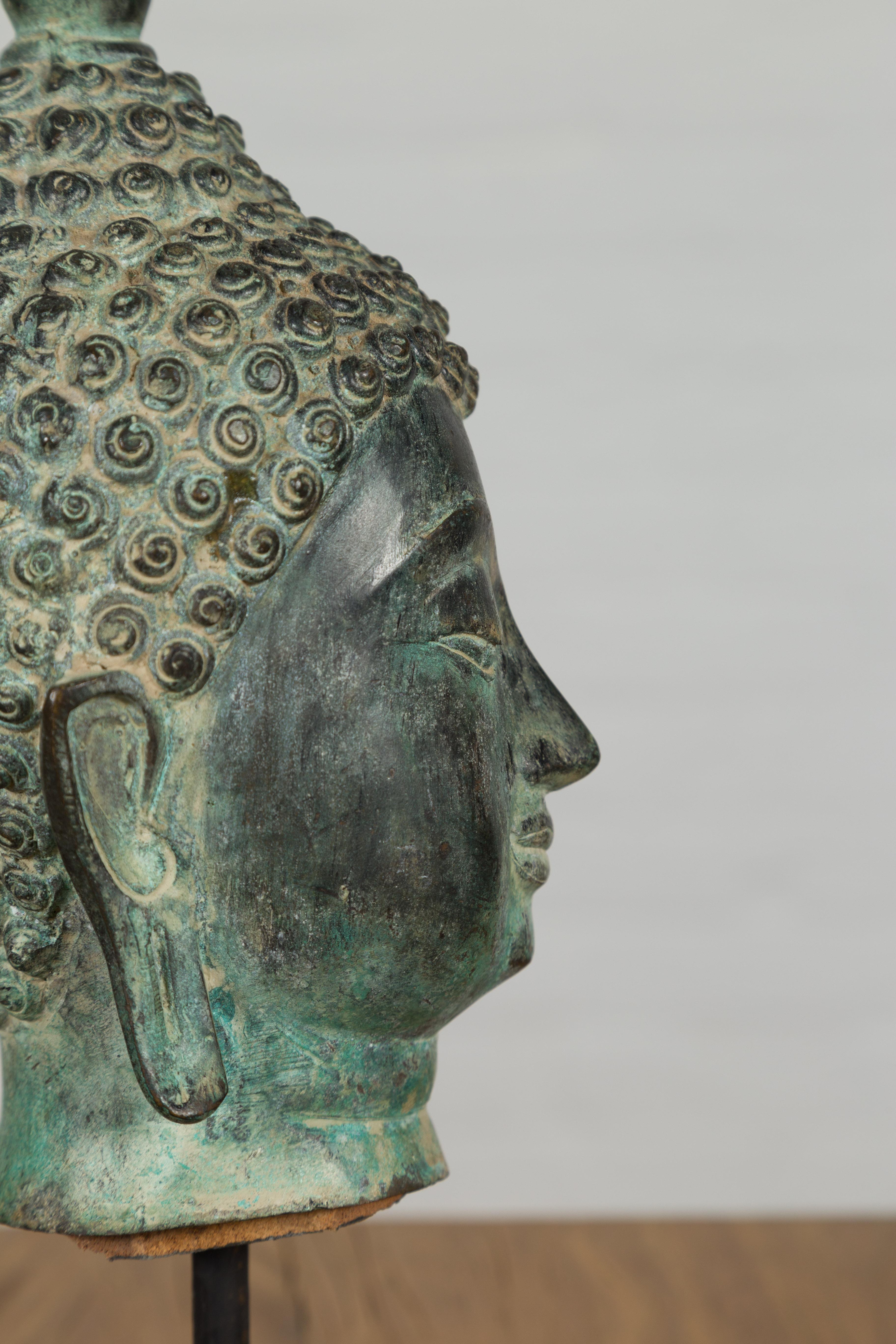 Sculpture de tête de Bouddha en bronze vintage en vente 7