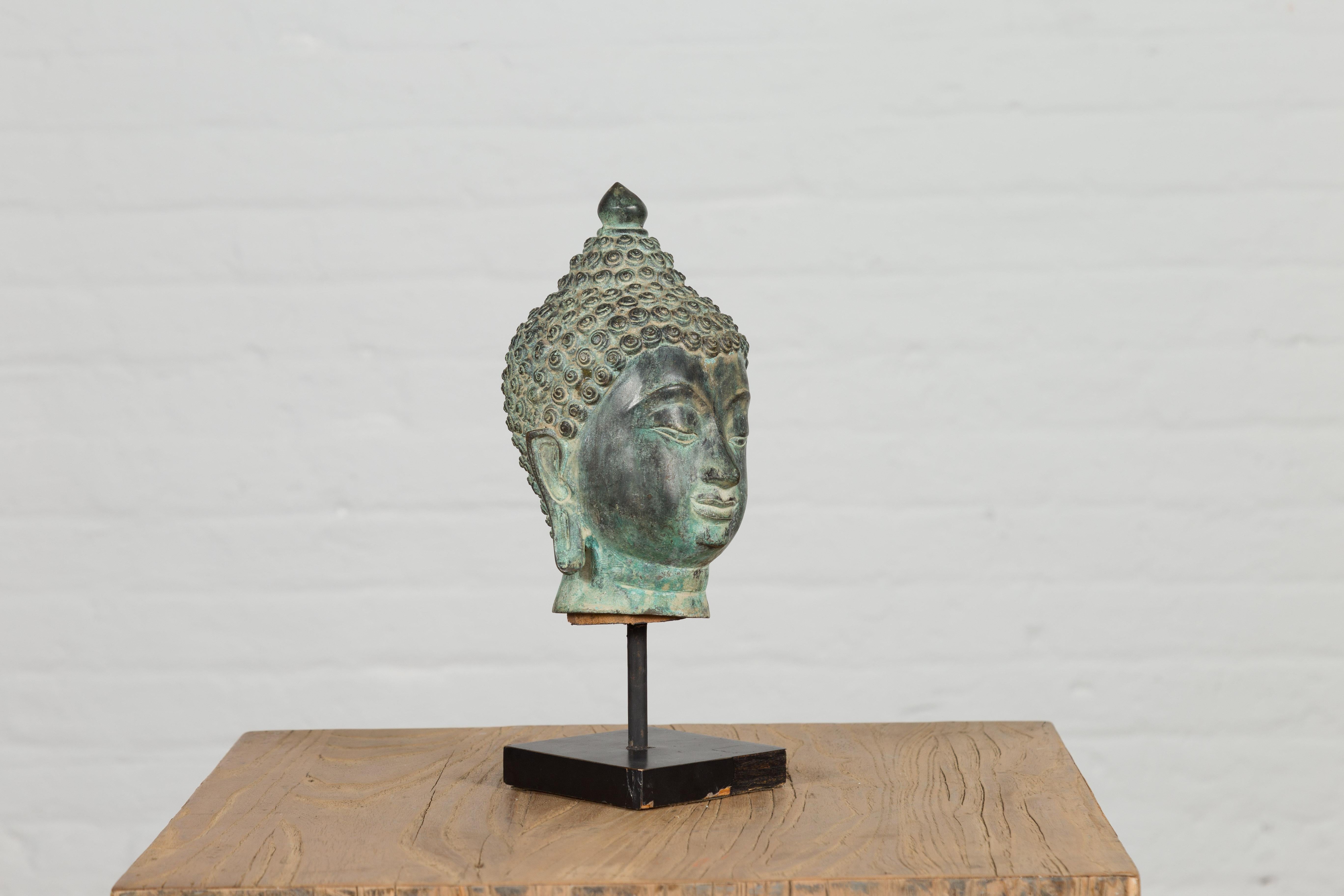 Sculpture de tête de Bouddha en bronze vintage en vente 3