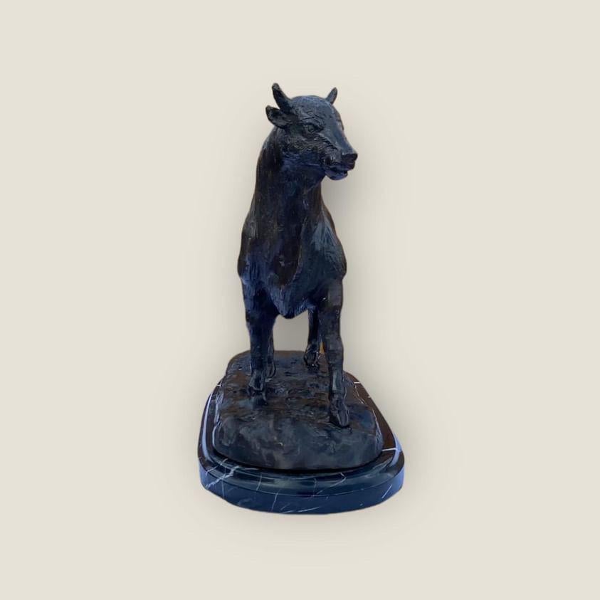 Estatua De Toro De Bronce Vintage Con Base De Mármol Según Barye Metalistería en venta