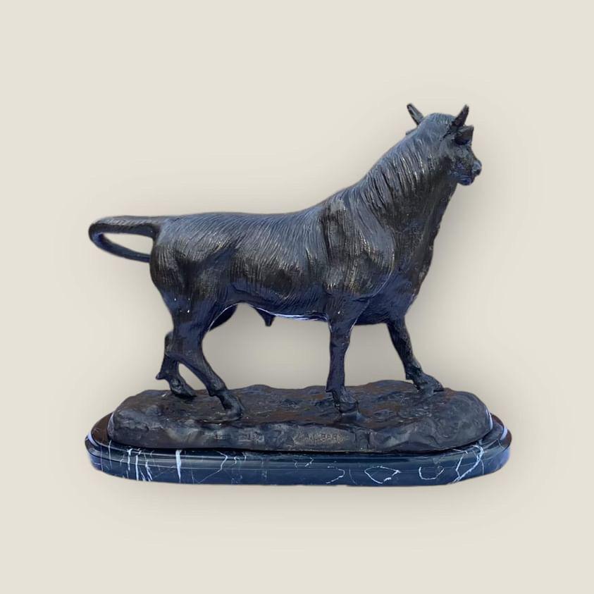 Estatua De Toro De Bronce Vintage Con Base De Mármol Según Barye en Bueno estado para la venta en King's Lynn, GB