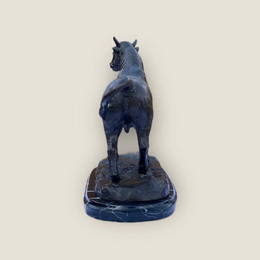 Estatua De Toro De Bronce Vintage Con Base De Mármol Según Barye siglo XX en venta