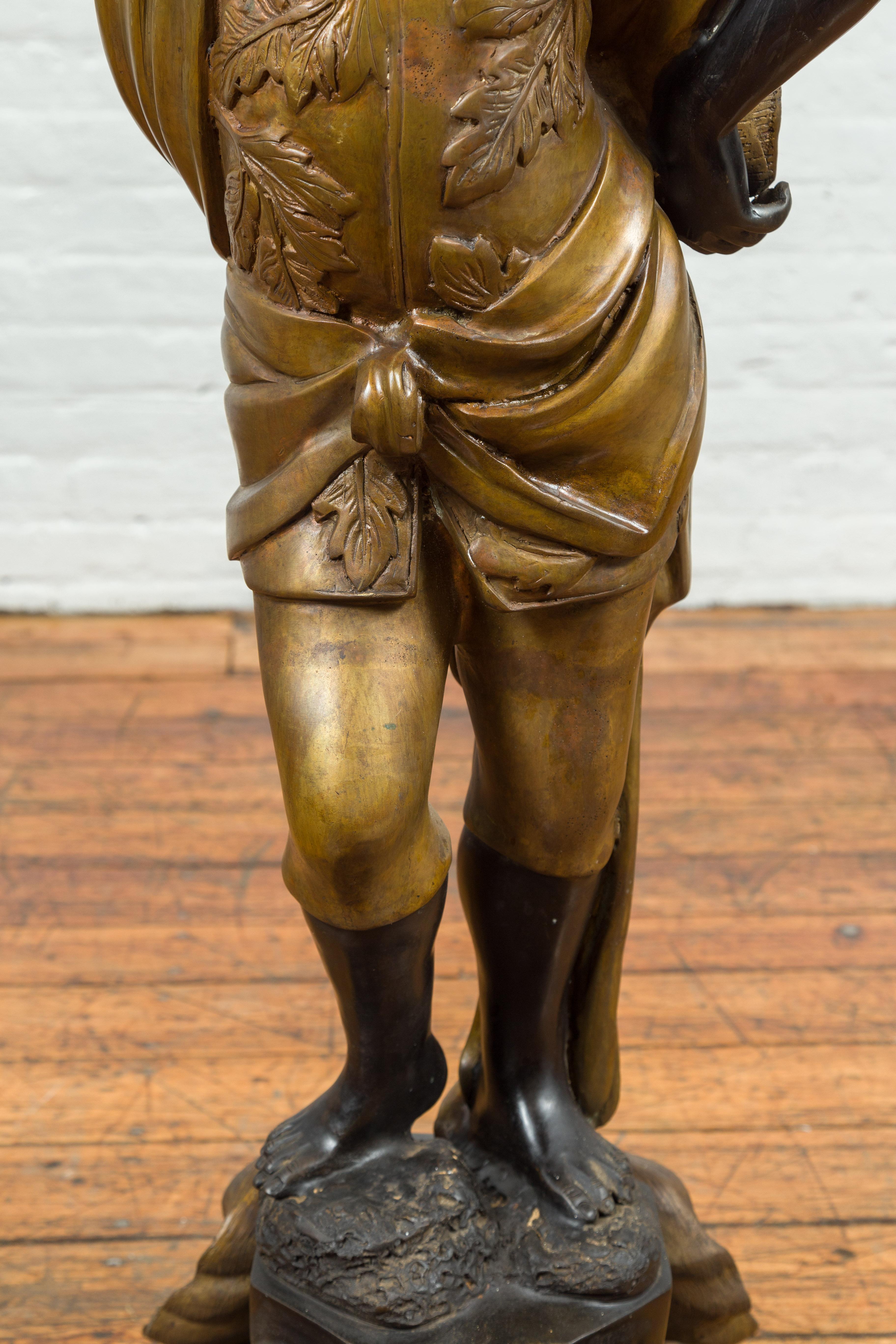 Kerzenhalter-Statue aus Bronze mit schwarzer und goldener Patina, auf Muschelsockel im Angebot 5