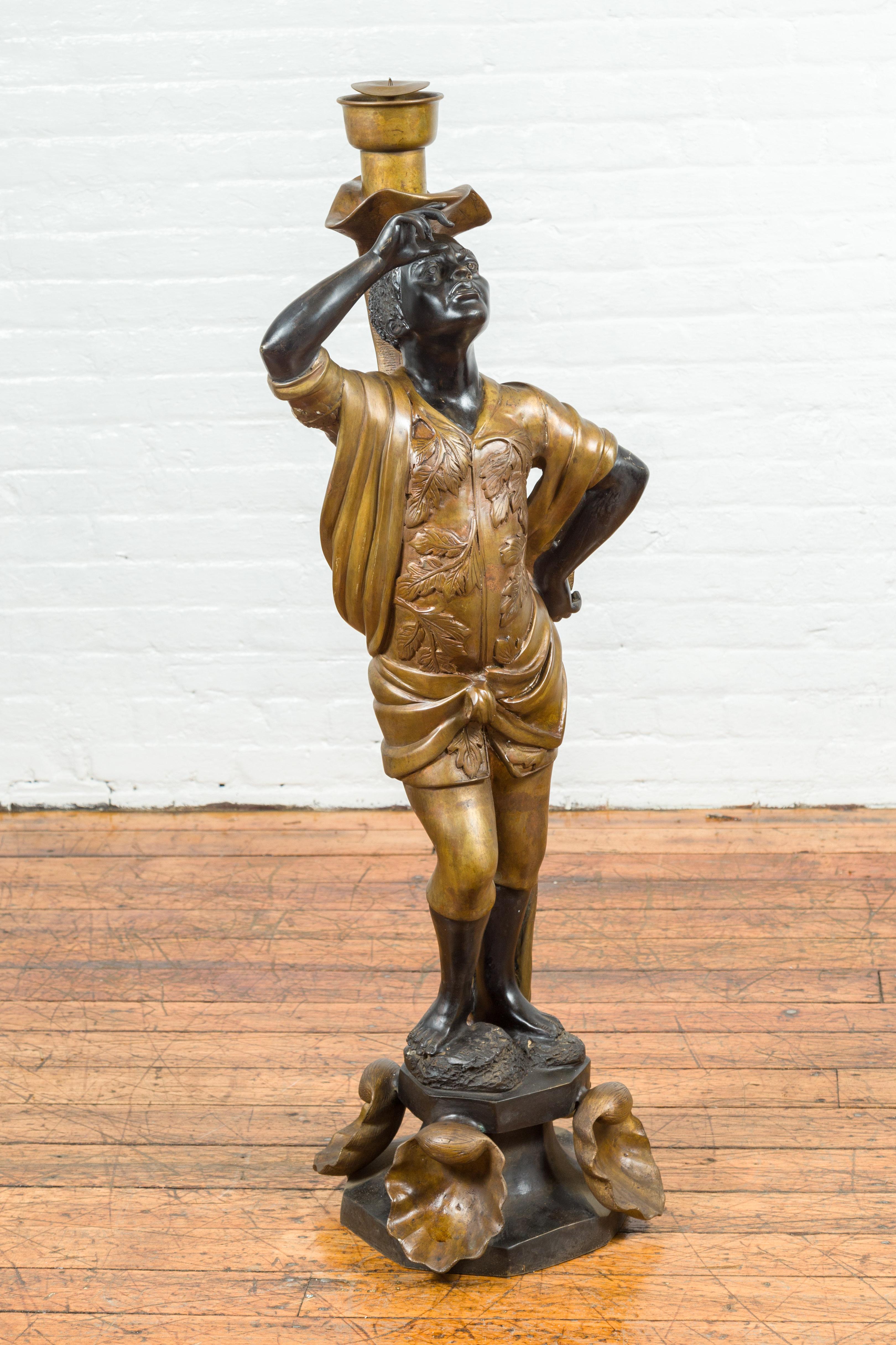 Statue de bougeoir vintage en bronze avec patine noire et or, sur socle en coquillage en vente 5