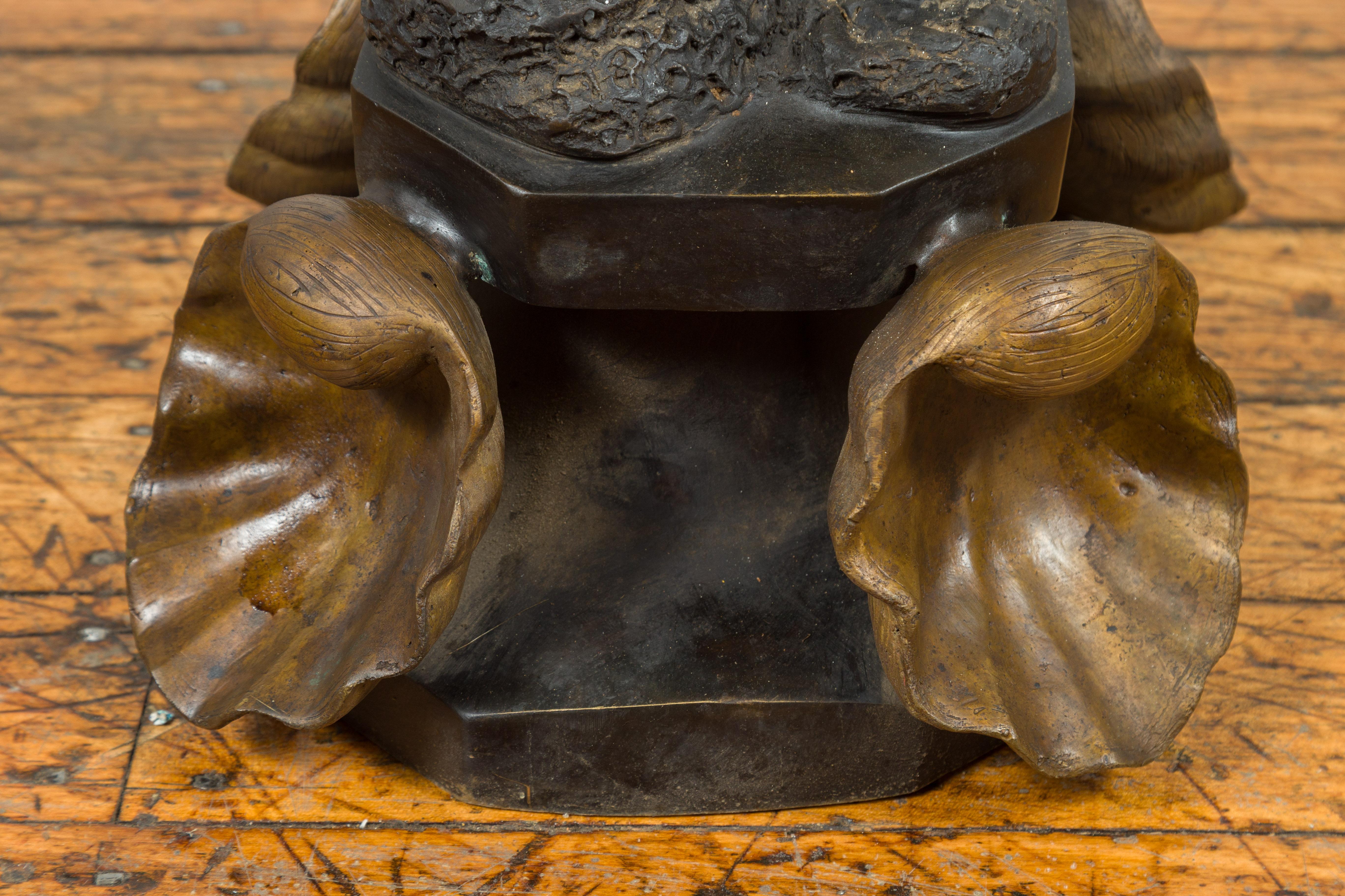 Kerzenhalter-Statue aus Bronze mit schwarzer und goldener Patina, auf Muschelsockel im Angebot 7