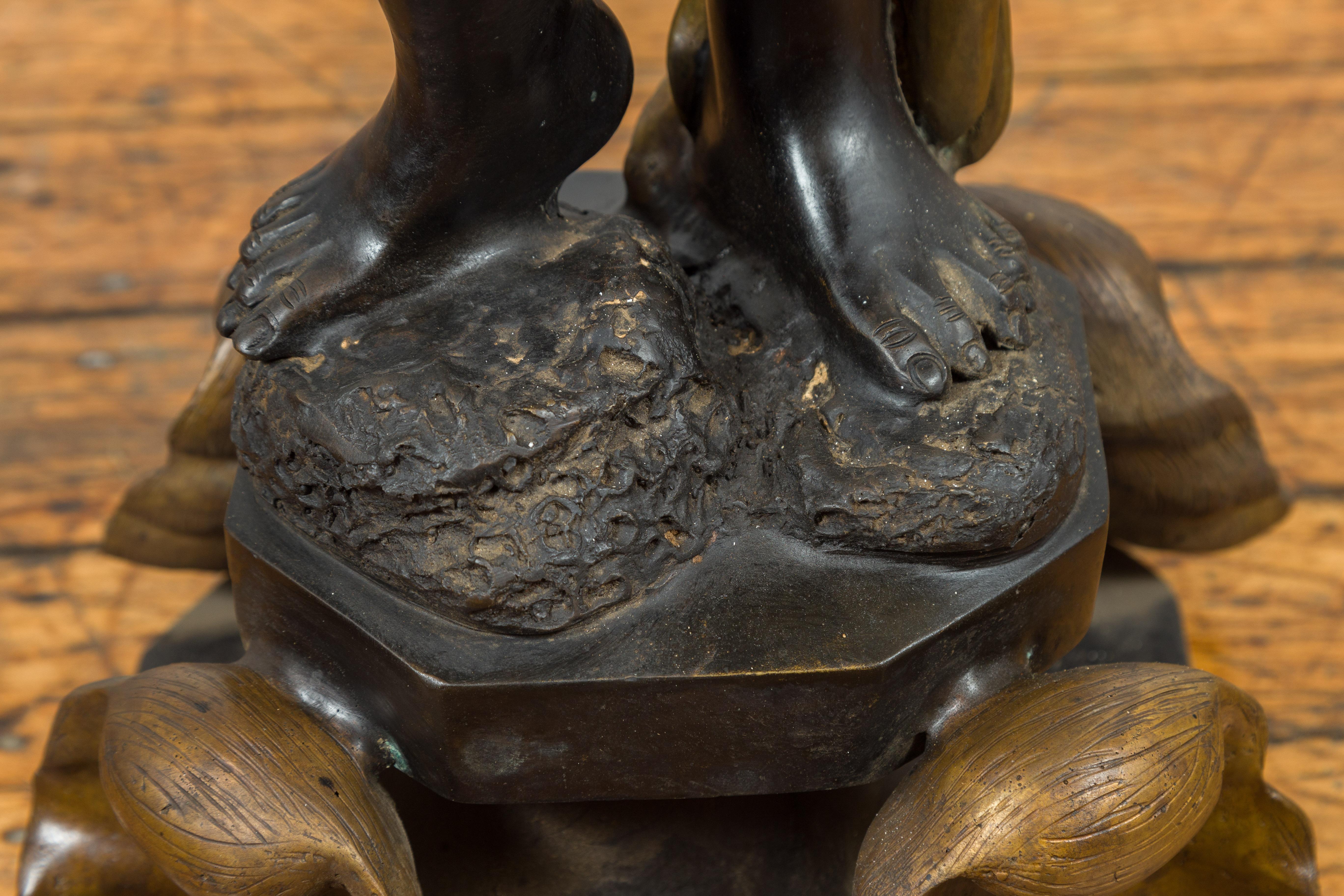 Statue de bougeoir vintage en bronze avec patine noire et or, sur socle en coquillage en vente 7
