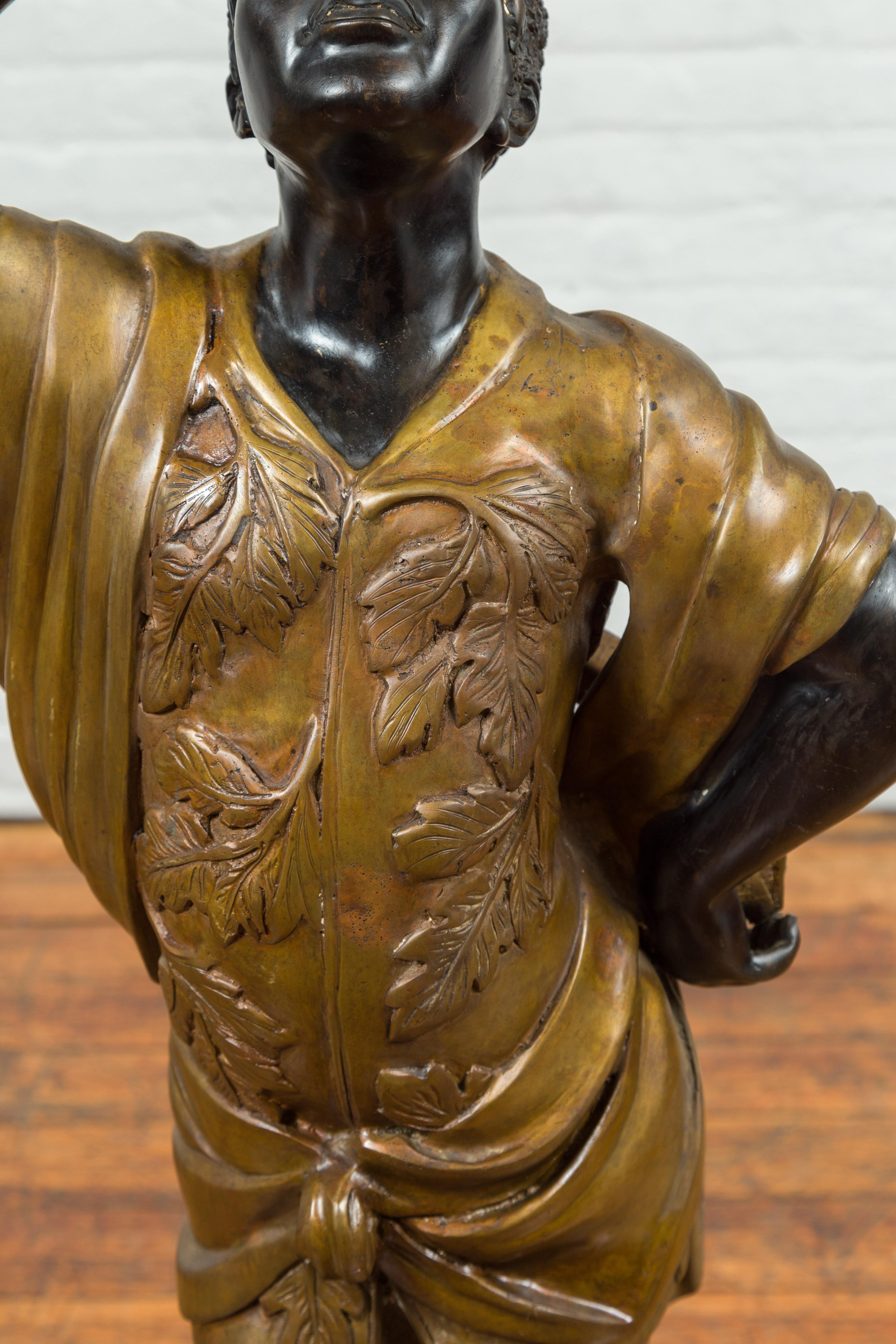 Statue de bougeoir vintage en bronze avec patine noire et or, sur socle en coquillage en vente 8