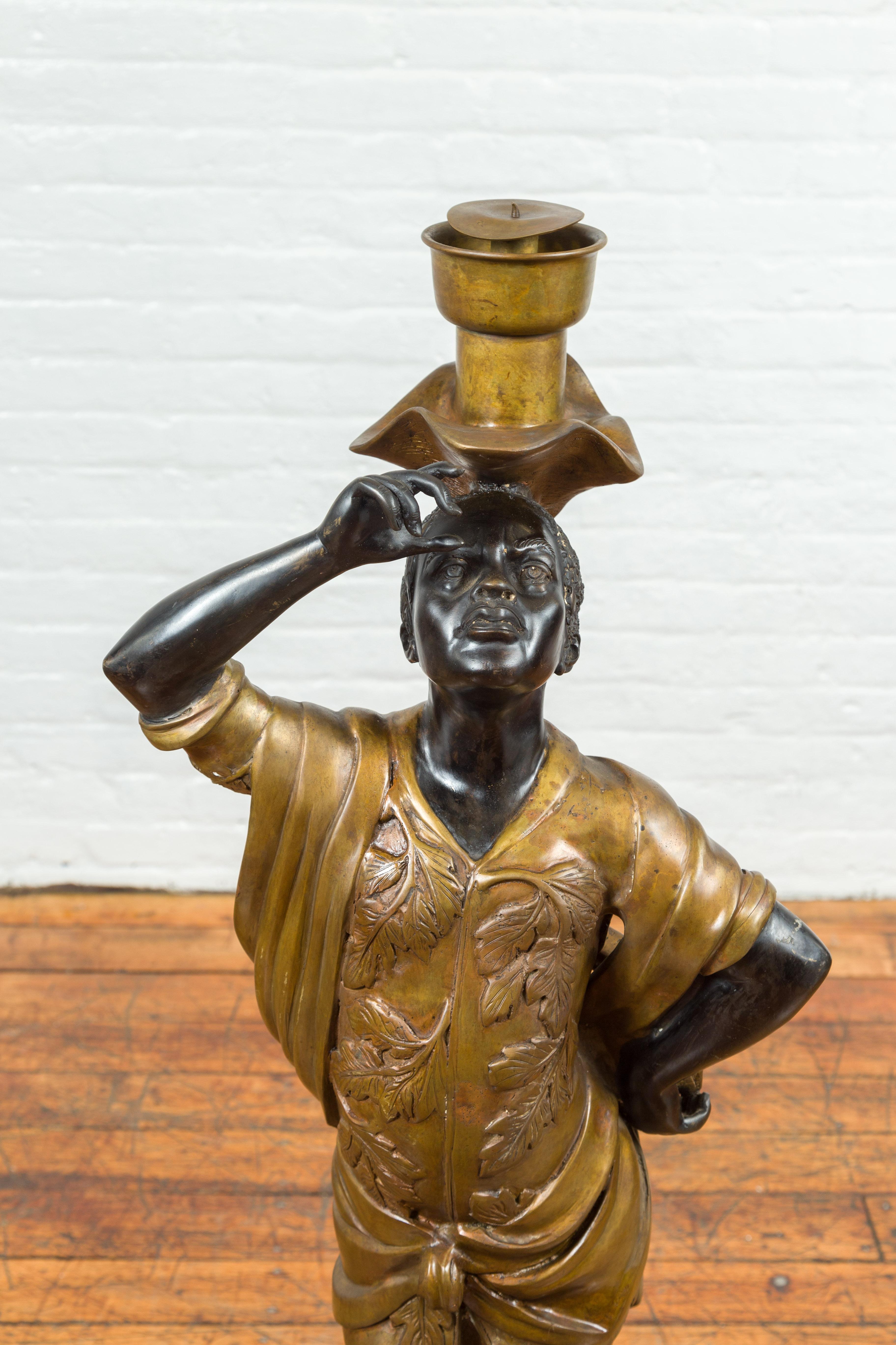 Statue de bougeoir vintage en bronze avec patine noire et or, sur socle en coquillage en vente 9