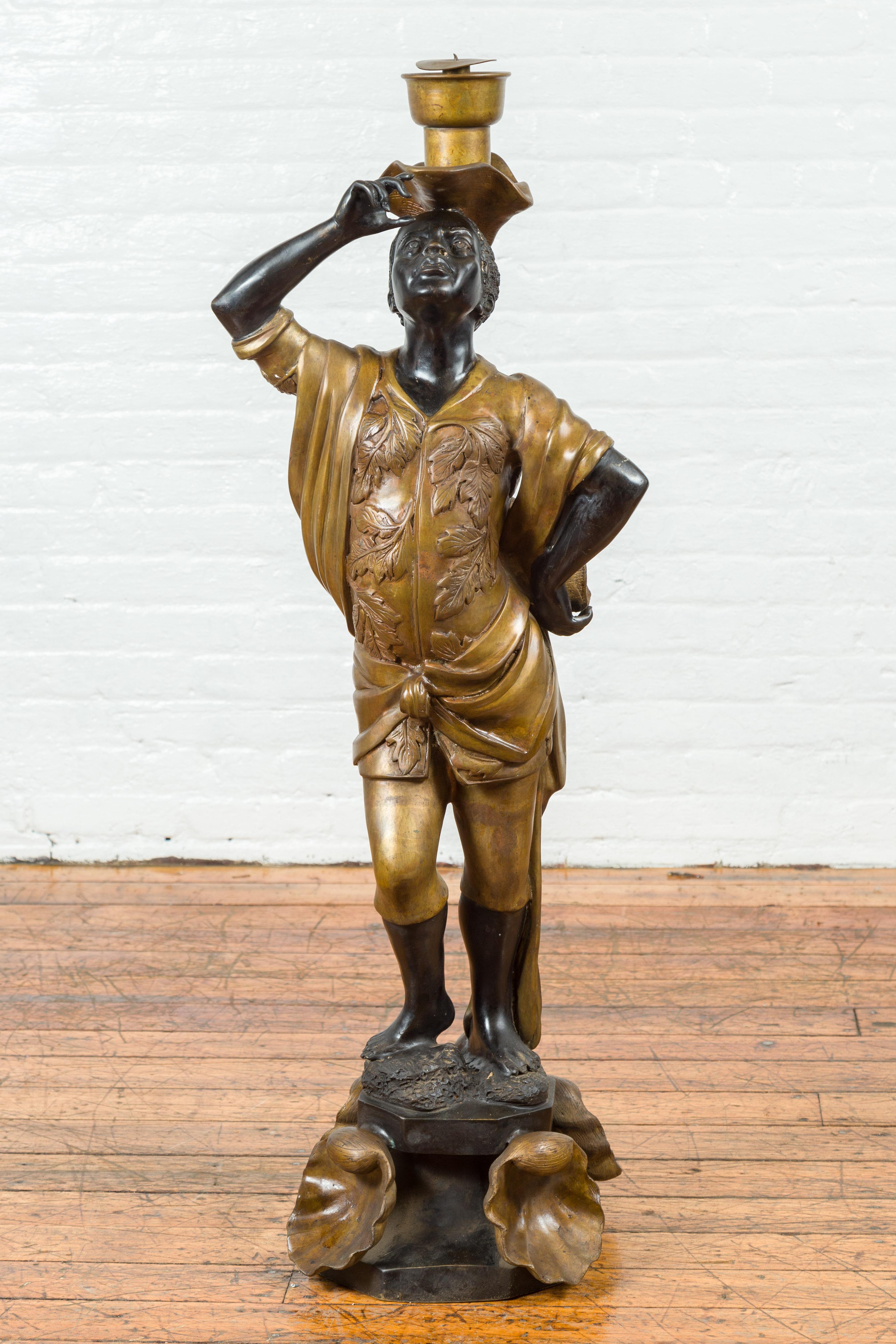 Kerzenhalter-Statue aus Bronze mit schwarzer und goldener Patina, auf Muschelsockel im Angebot 11