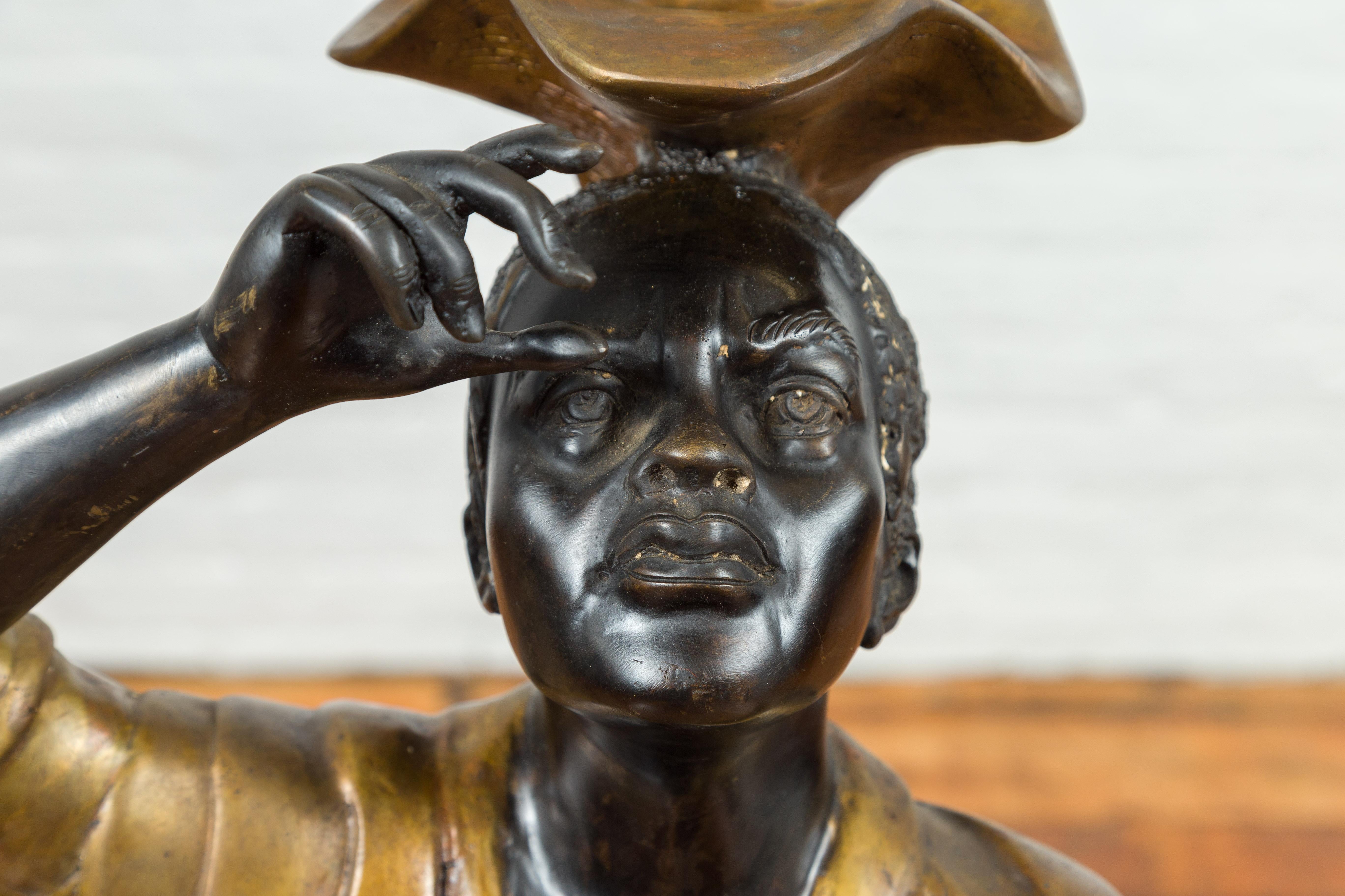 Statue de bougeoir vintage en bronze avec patine noire et or, sur socle en coquillage en vente 11