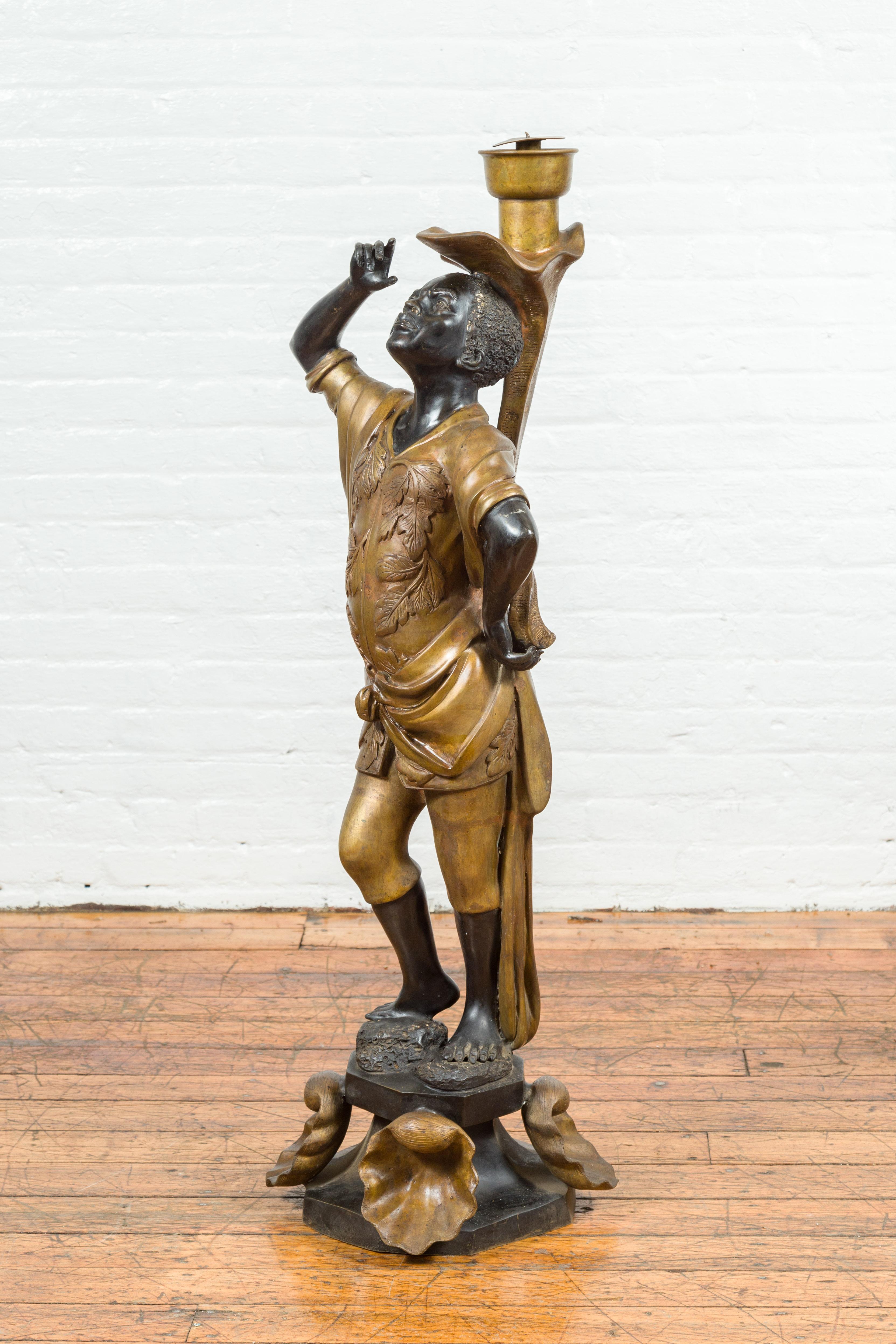 Kerzenhalter-Statue aus Bronze mit schwarzer und goldener Patina, auf Muschelsockel (Gegossen) im Angebot