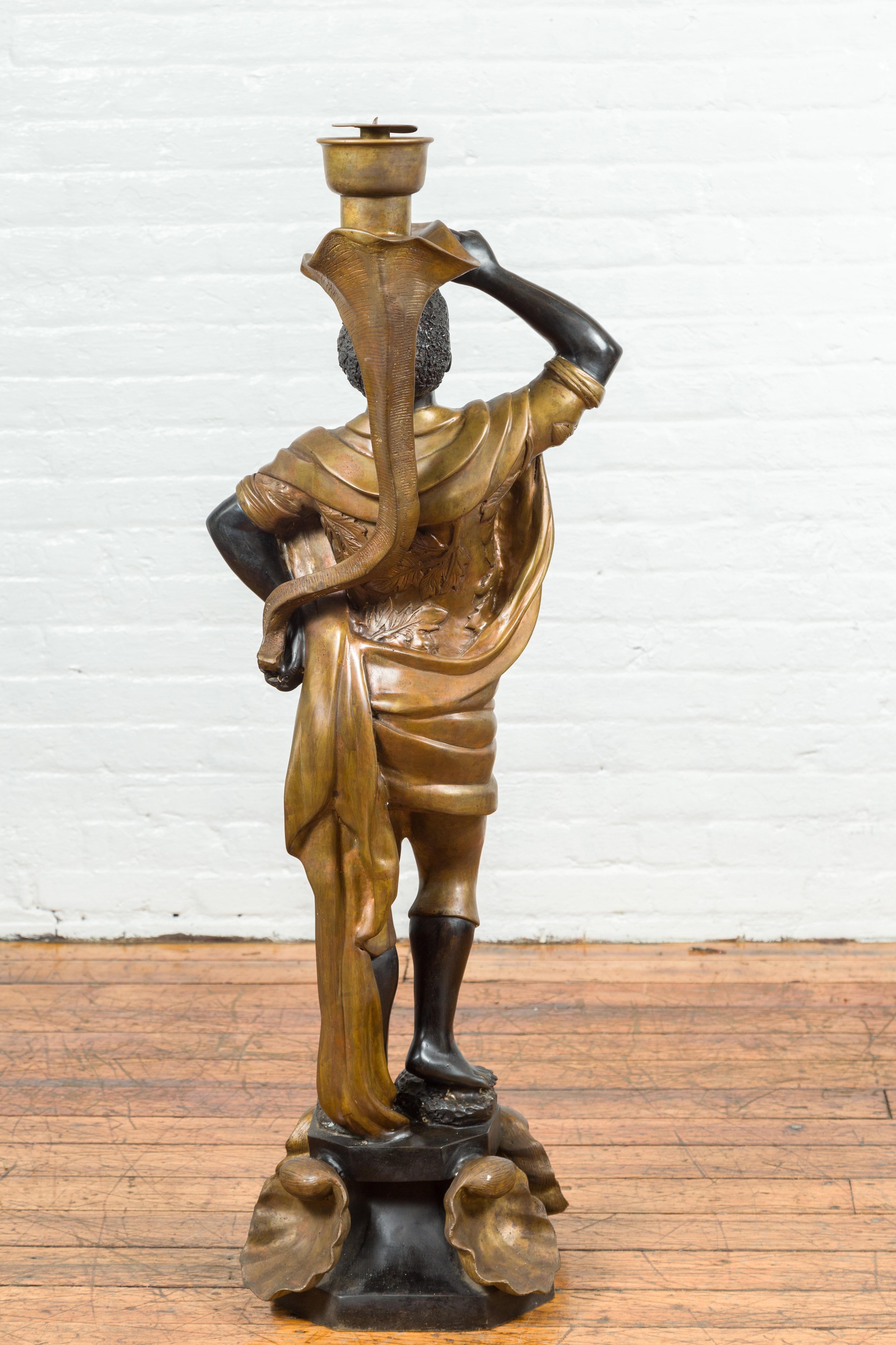 20ième siècle Statue de bougeoir vintage en bronze avec patine noire et or, sur socle en coquillage en vente