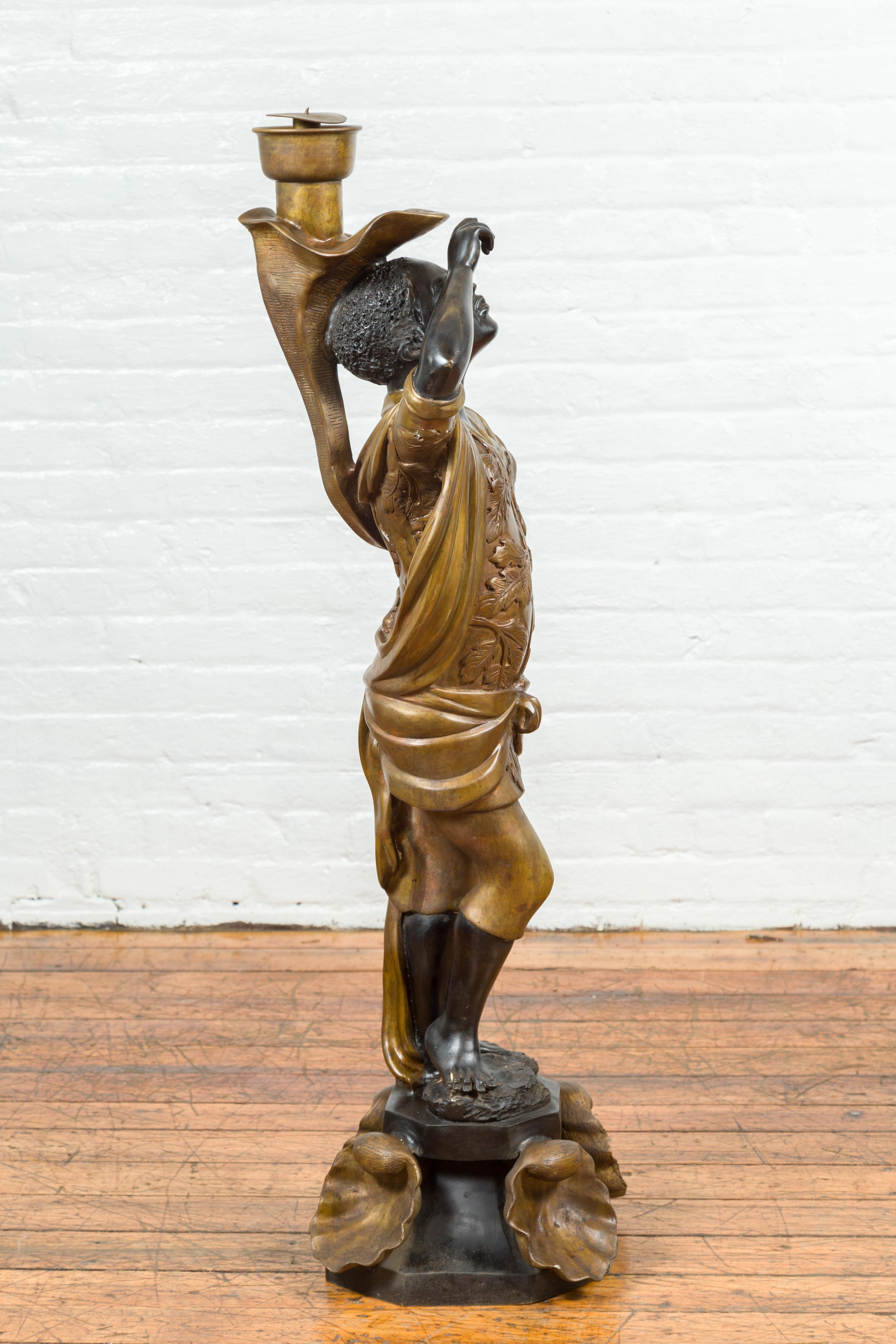 Kerzenhalter-Statue aus Bronze mit schwarzer und goldener Patina, auf Muschelsockel im Angebot 1