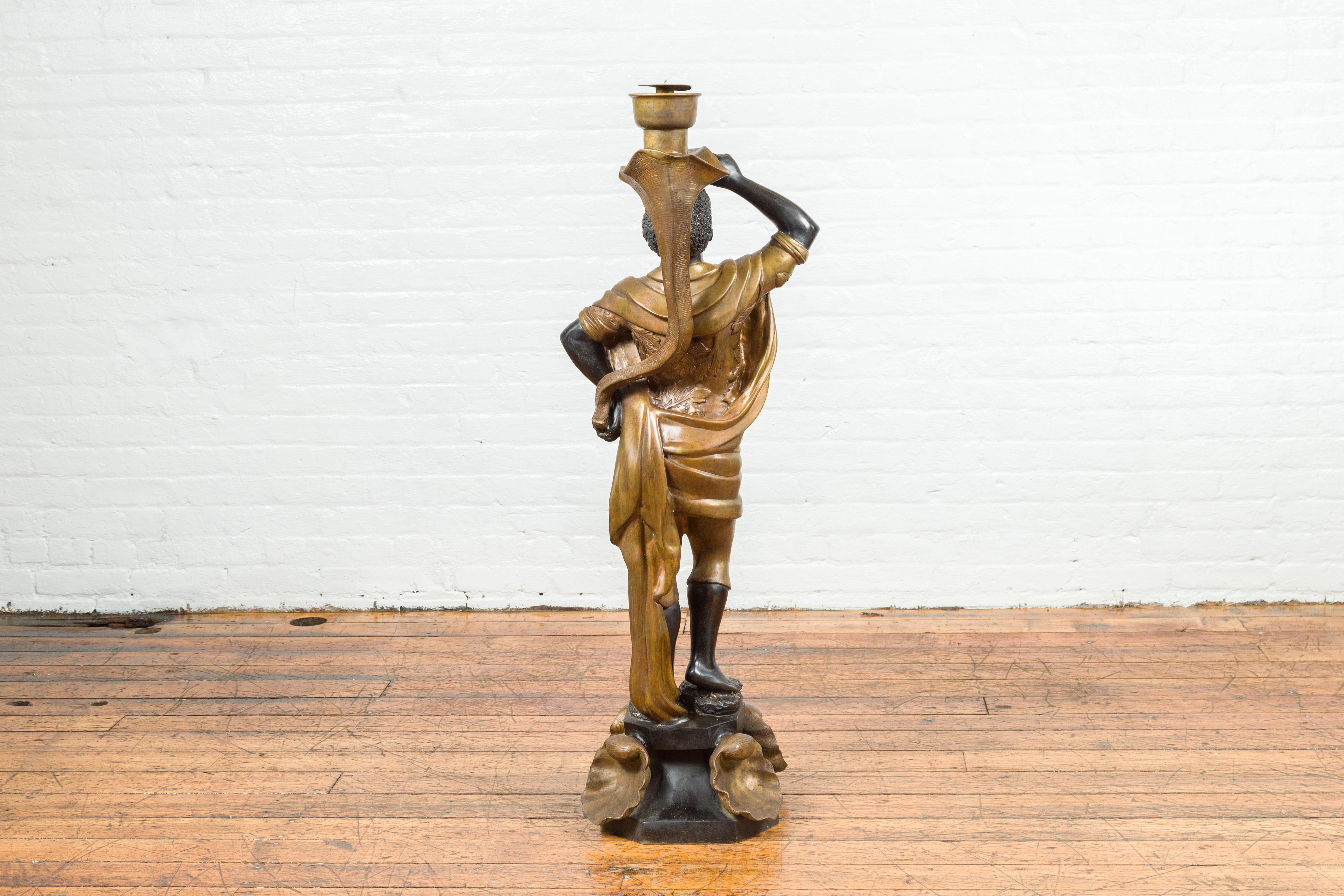 Statue de bougeoir vintage en bronze avec patine noire et or, sur socle en coquillage en vente 1