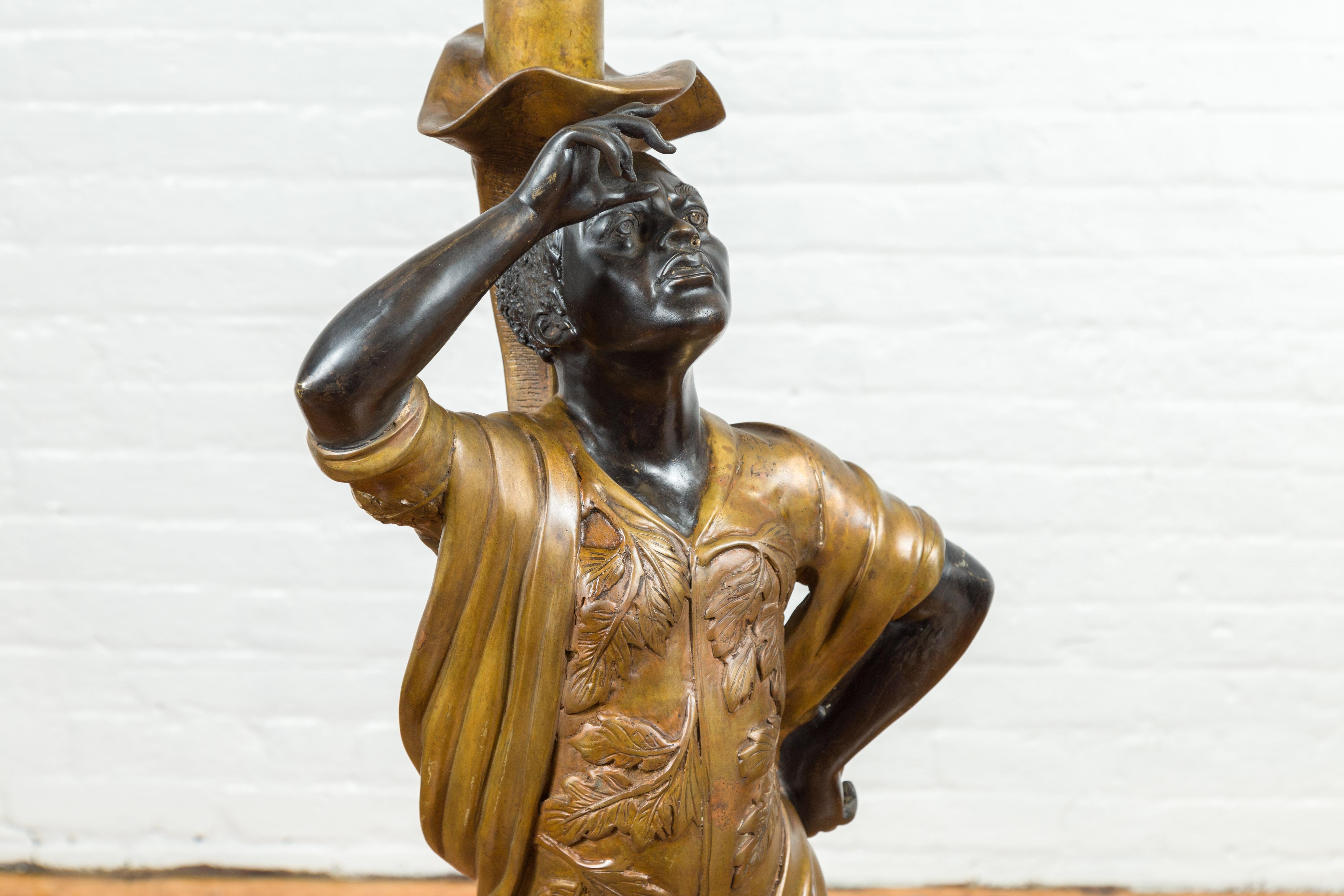 Kerzenhalter-Statue aus Bronze mit schwarzer und goldener Patina, auf Muschelsockel im Angebot 3