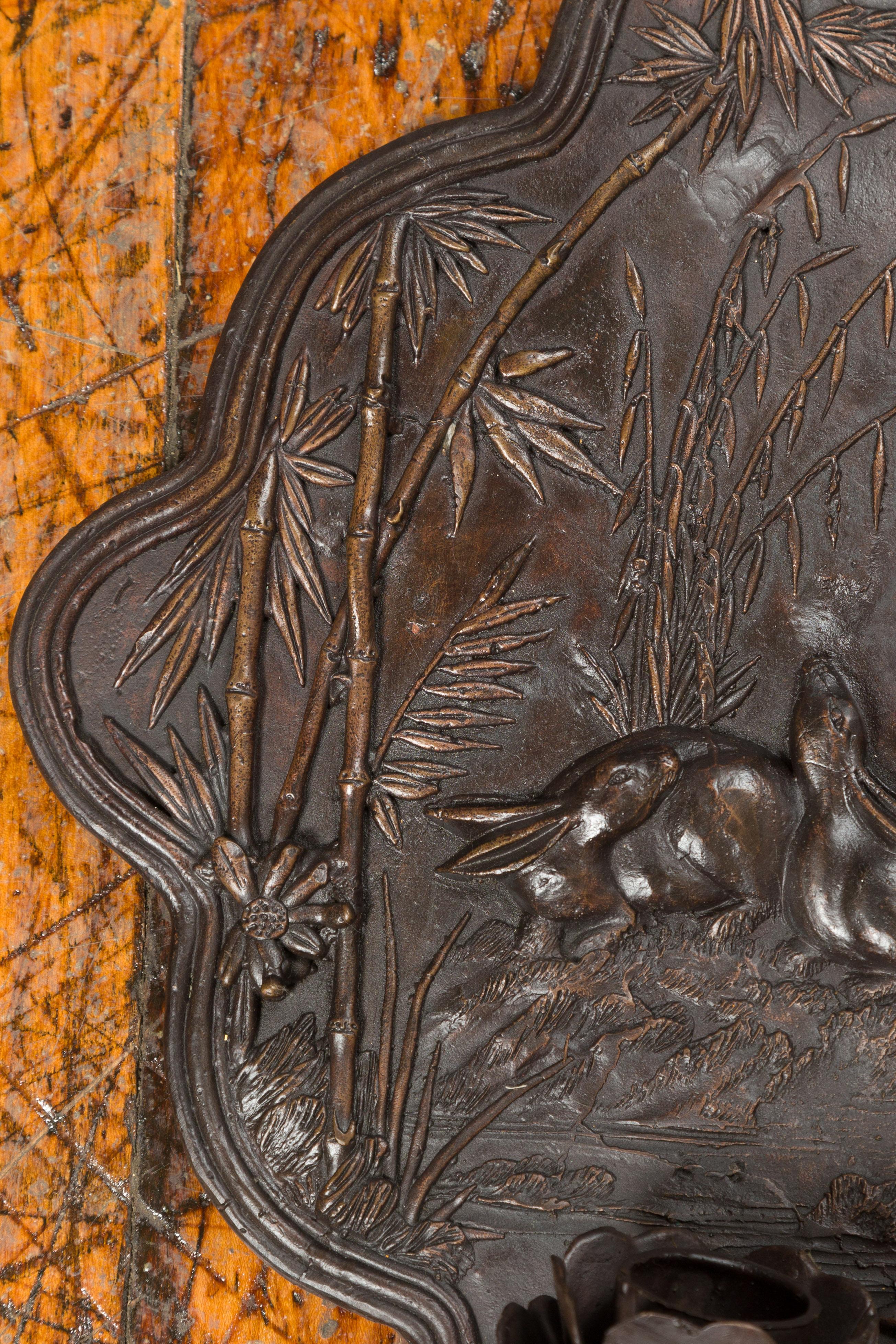 Bronze-Kerzenleuchter aus Bronze mit Kaninchen und Bambus in dunkler Patina, Vintage im Angebot 2