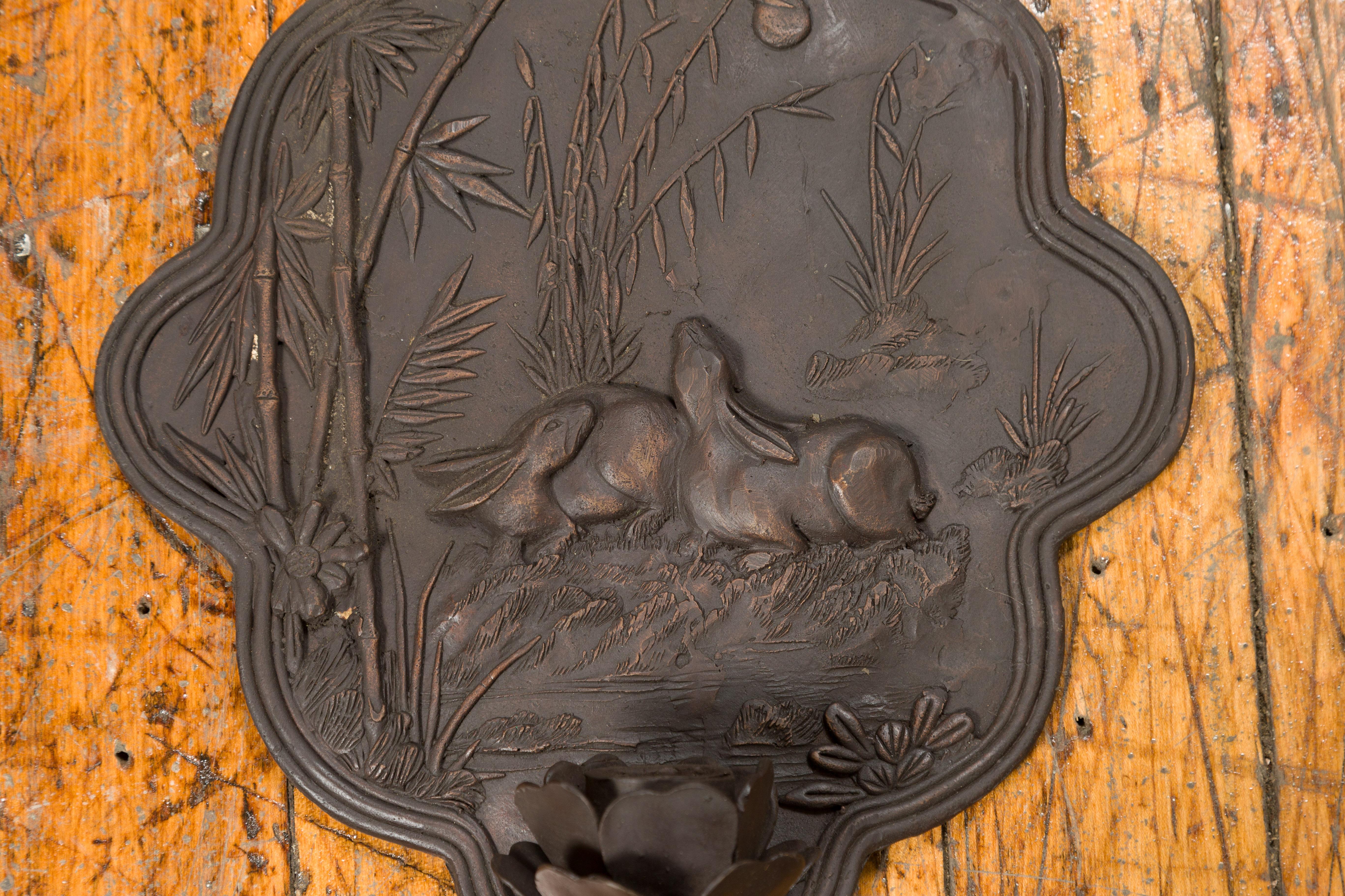 Bronze-Kerzenleuchter aus Bronze mit Kaninchen und Bambus in dunkler Patina, Vintage im Angebot 3