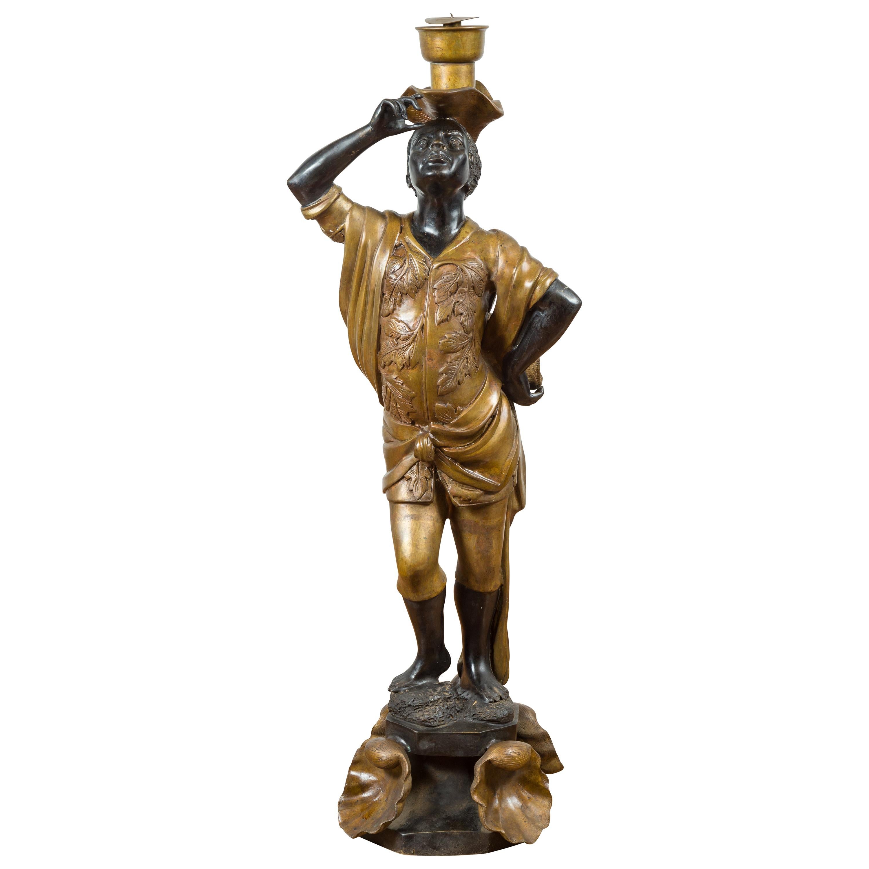 Kerzenhalter-Statue aus Bronze mit schwarzer und goldener Patina, auf Muschelsockel