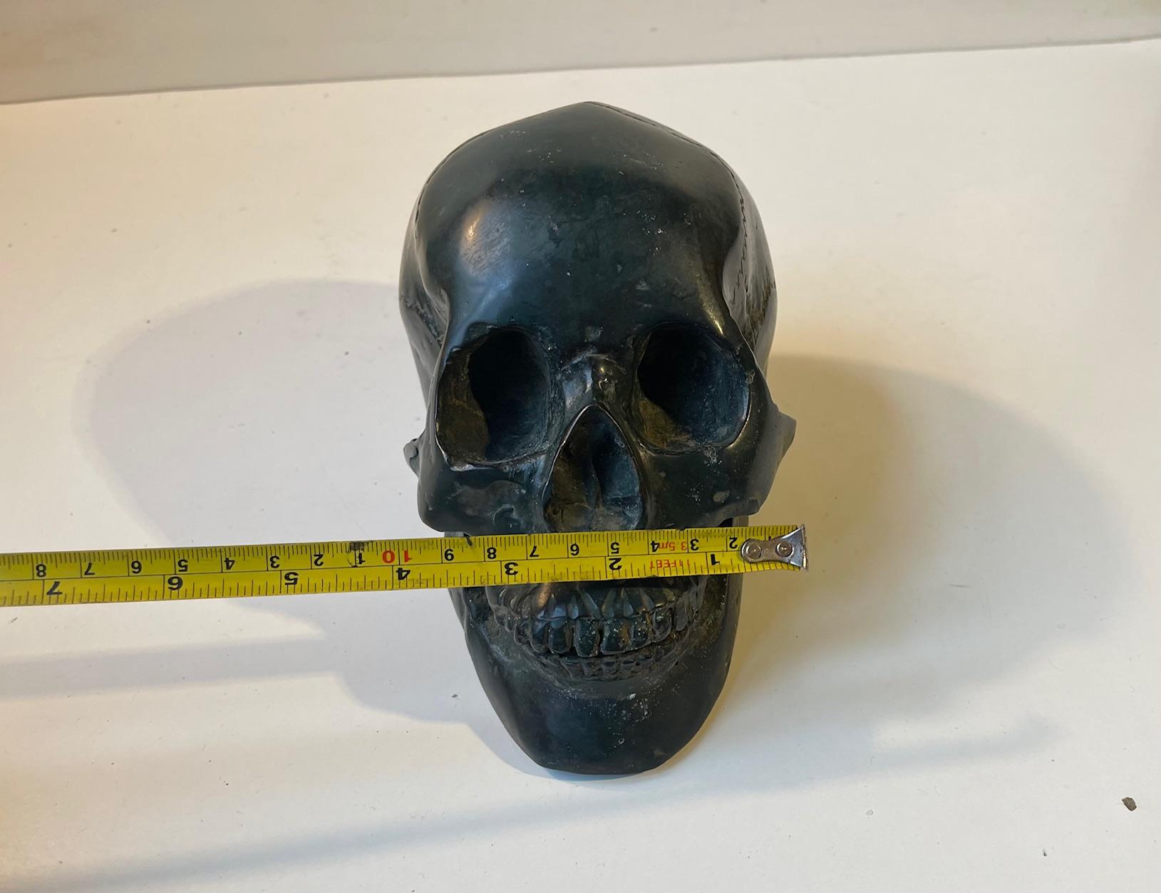 Moulage en bronze vintage d'un crâne humain 1:1, années 1950 en vente 3