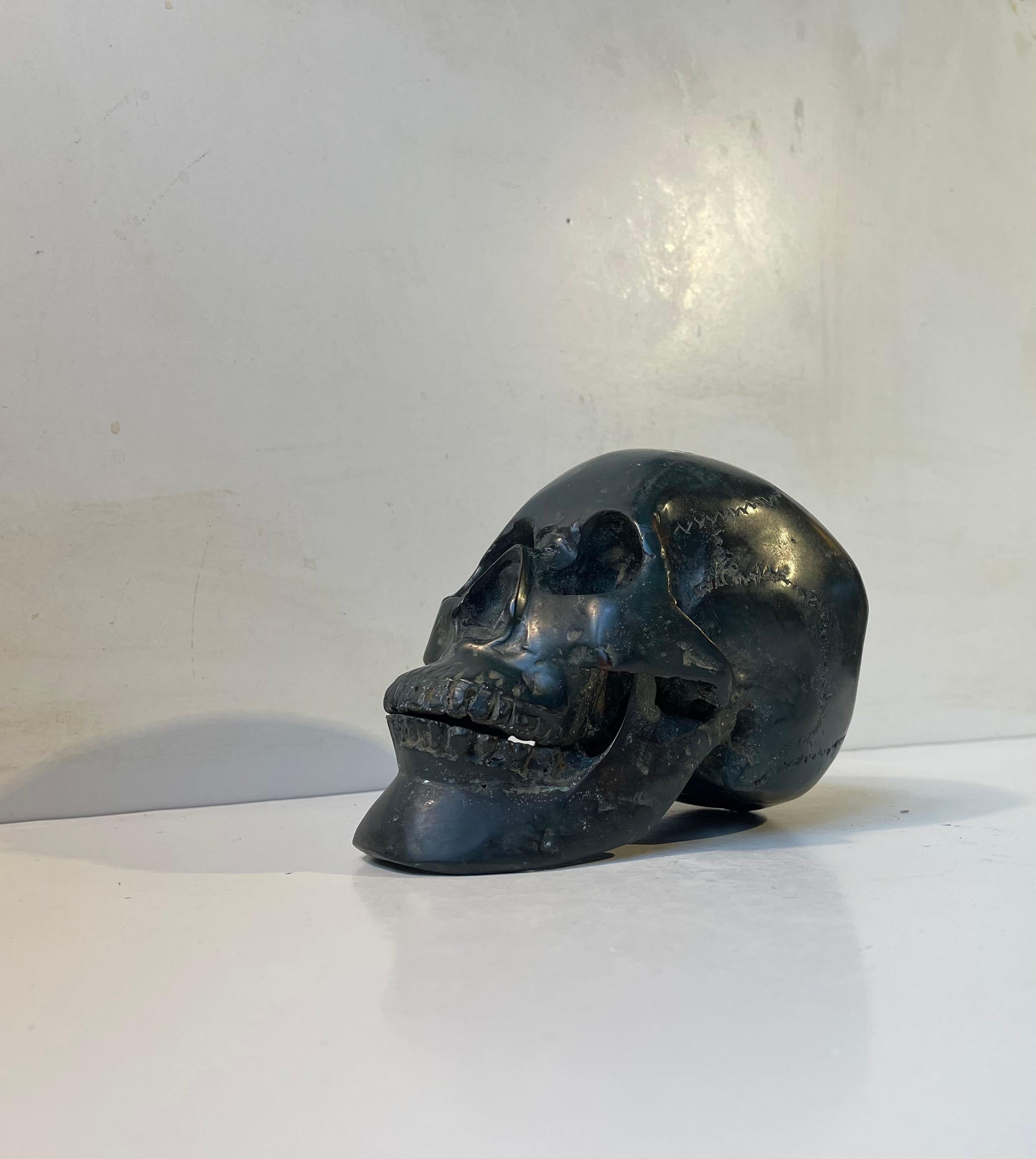 Mid-Century Modern Moulage en bronze vintage d'un crâne humain 1:1, années 1950 en vente